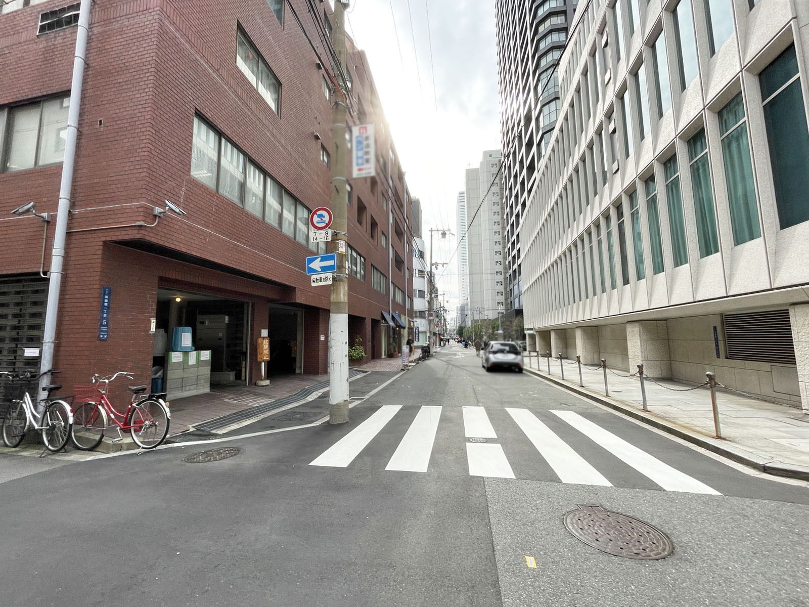 メゾンドール高麗橋前面の通り