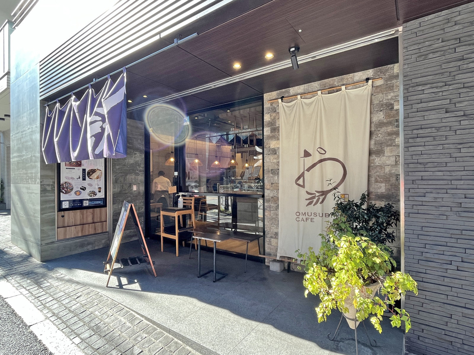 徒歩1分のOMUSUBI CAFE