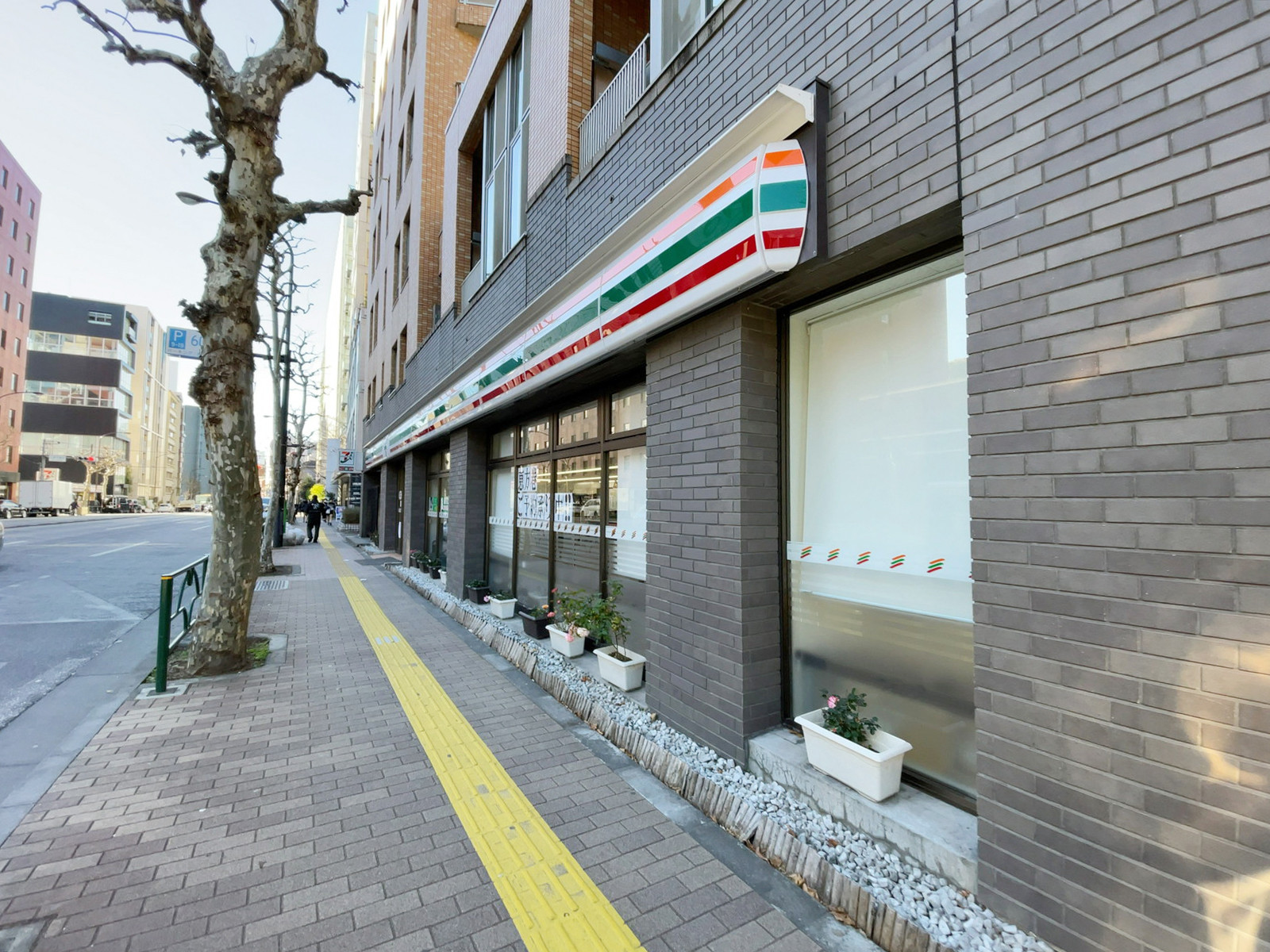 徒歩2分のセブンイレブン 南麻布5外苑西通り店
