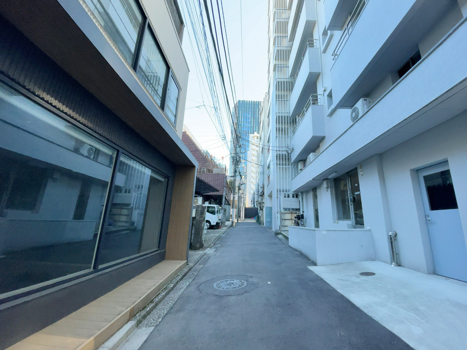 AMB西麻布ビル前面の通り