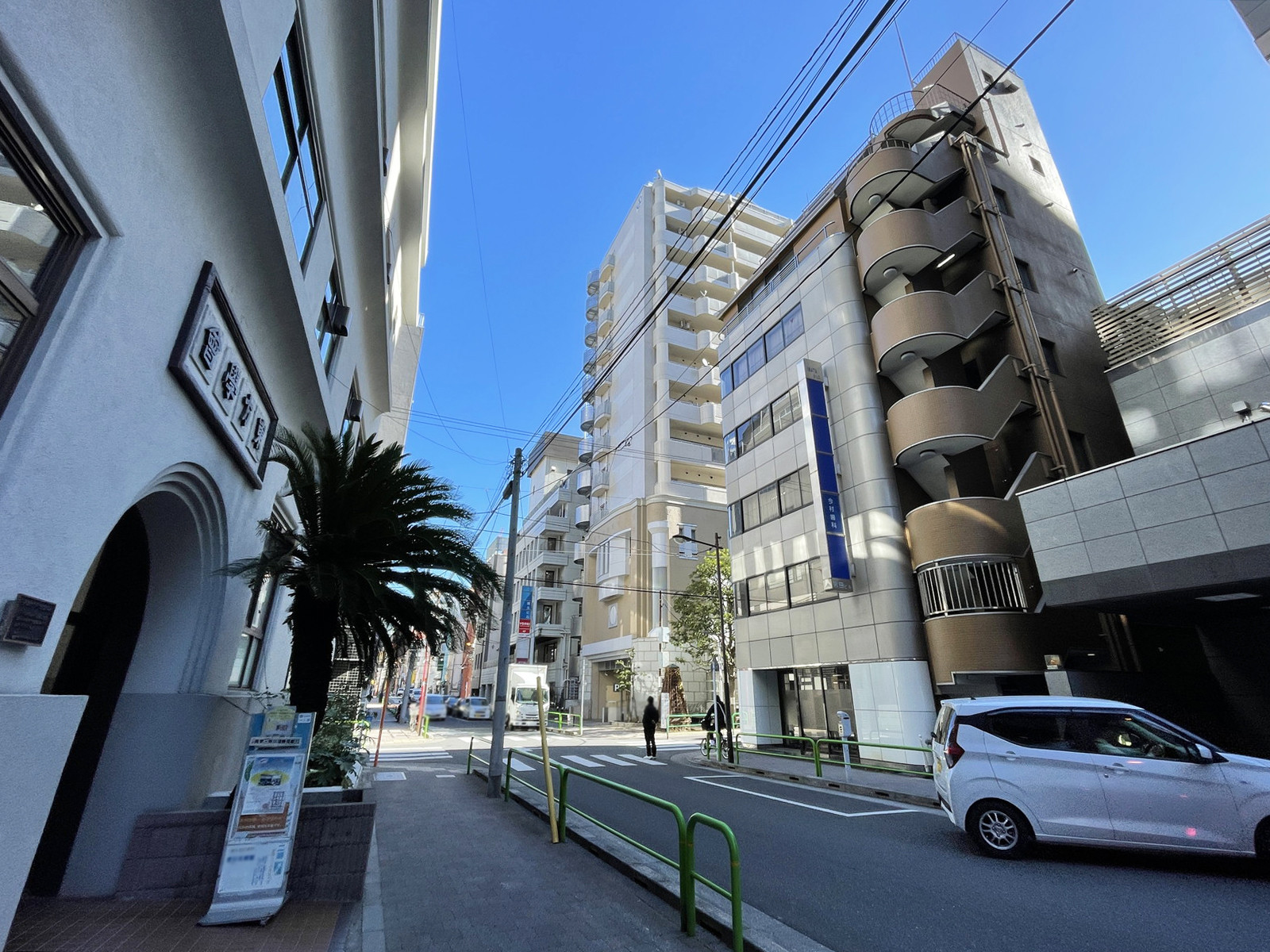 高岡ビル前面の通り