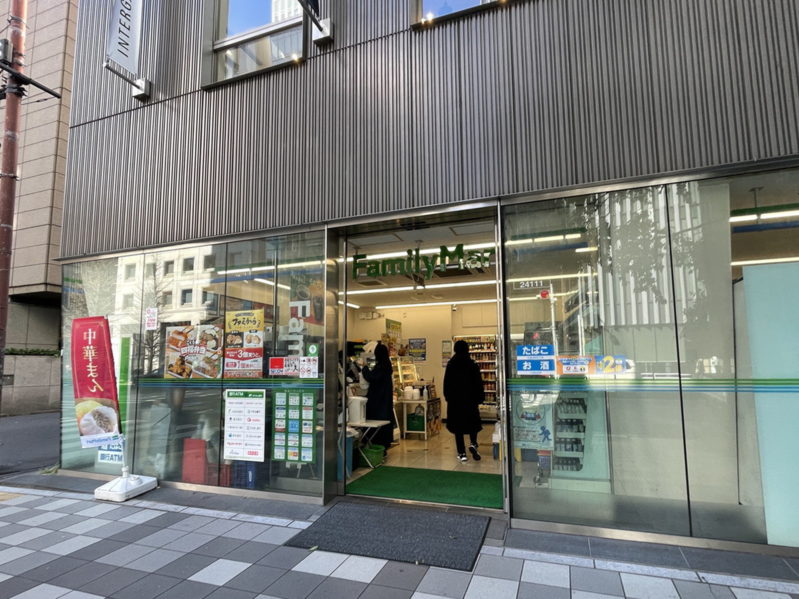 徒歩2分のファミリーマート ホテルインターゲート東京京橋店