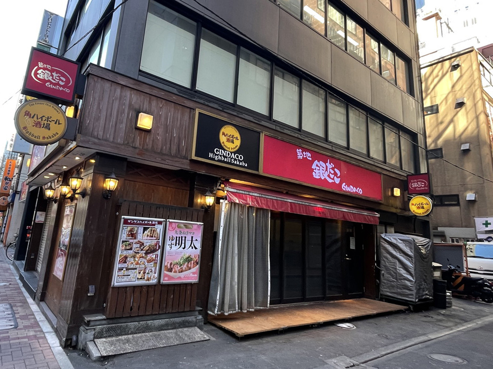 徒歩圏内には飲食店が点在
