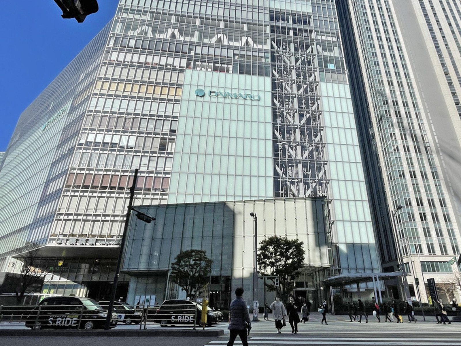 斜め向かいの大丸 東京店