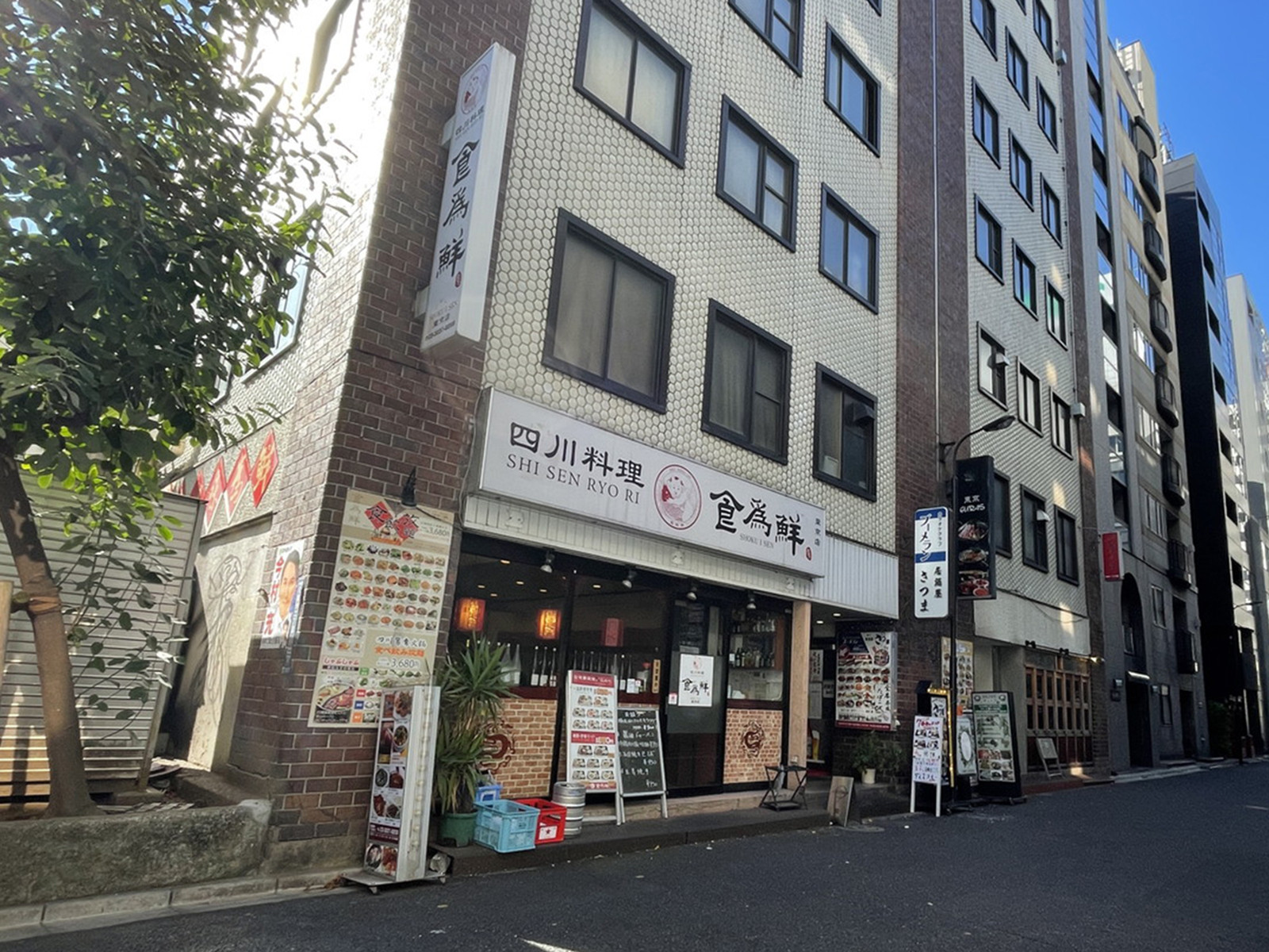 周辺には飲食店が点在