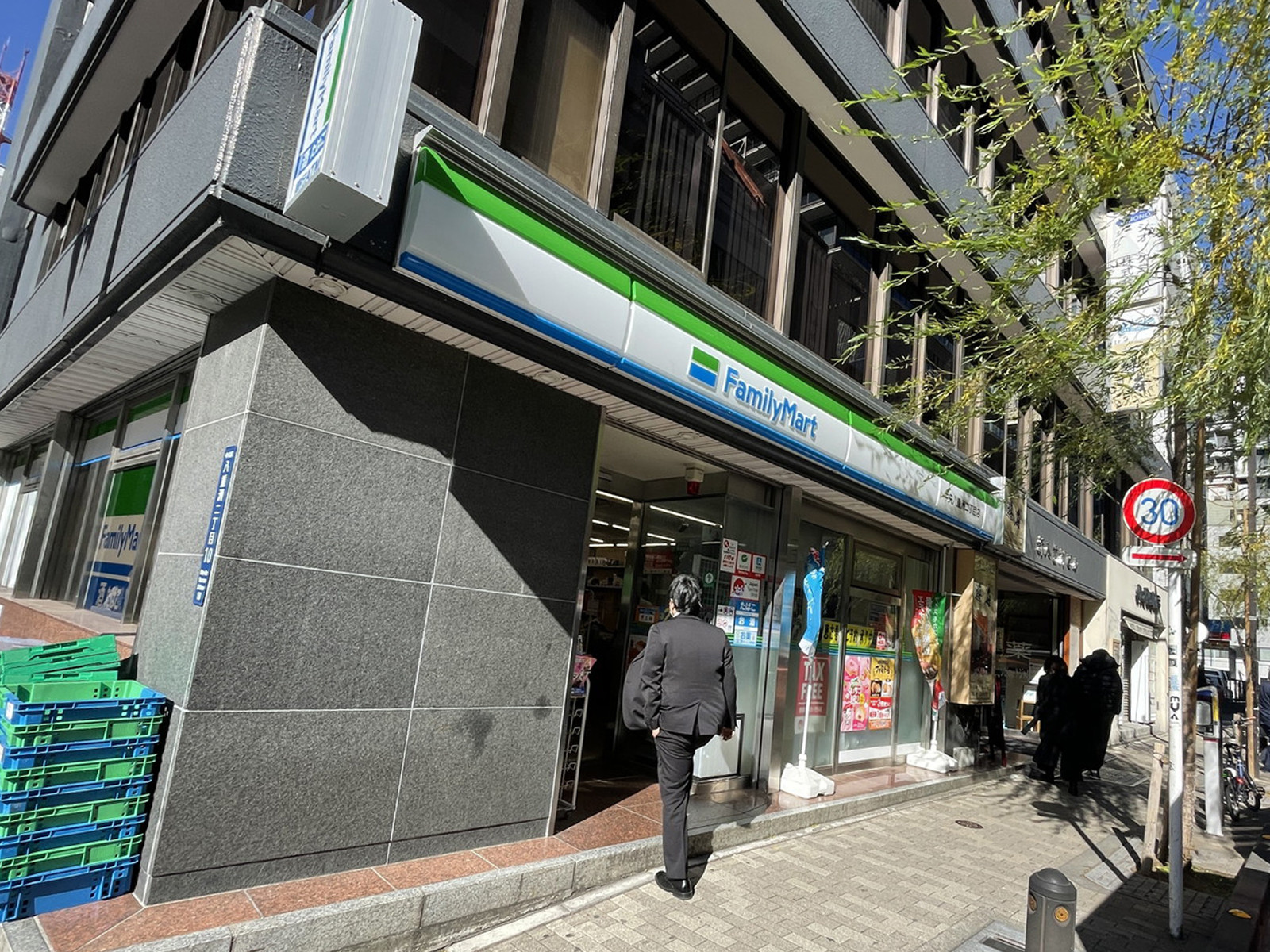 徒歩1分のファミリーマート中央八重洲2丁目店