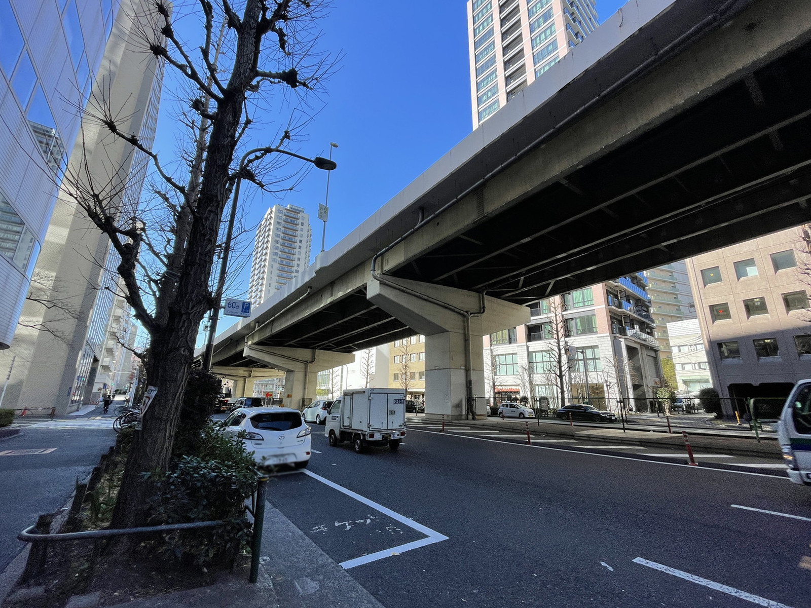 五反田ブリックビル前面の通り