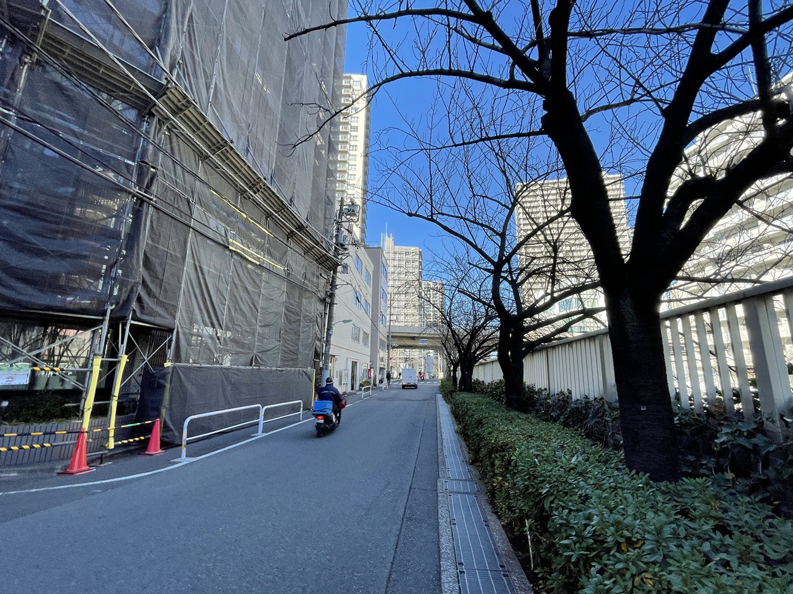 THE CROSS GOTANDA前面の通り