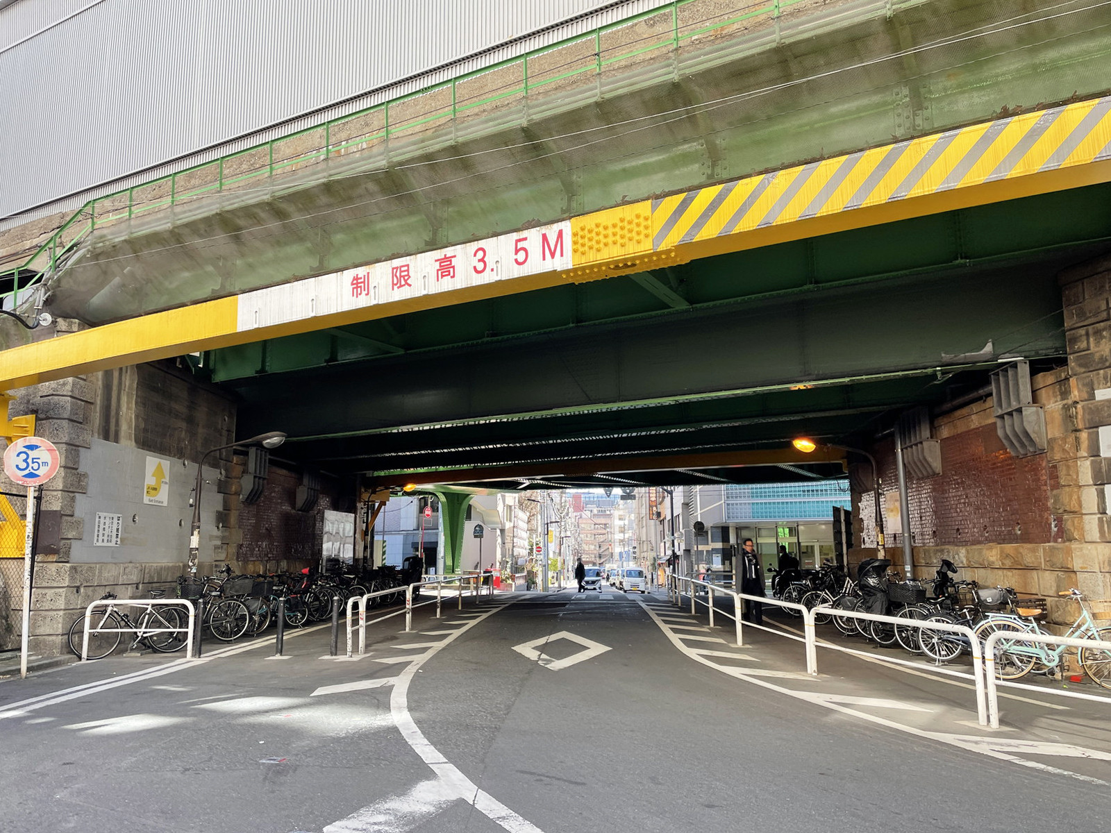 梨本ビル前面の通り