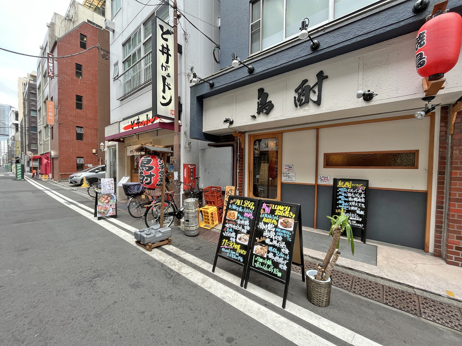 付近には飲食店が充実