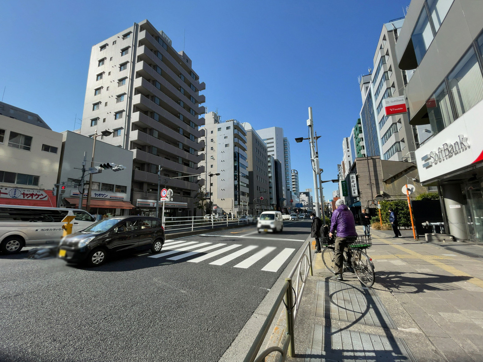 両国有泉ビル前面の京葉道路