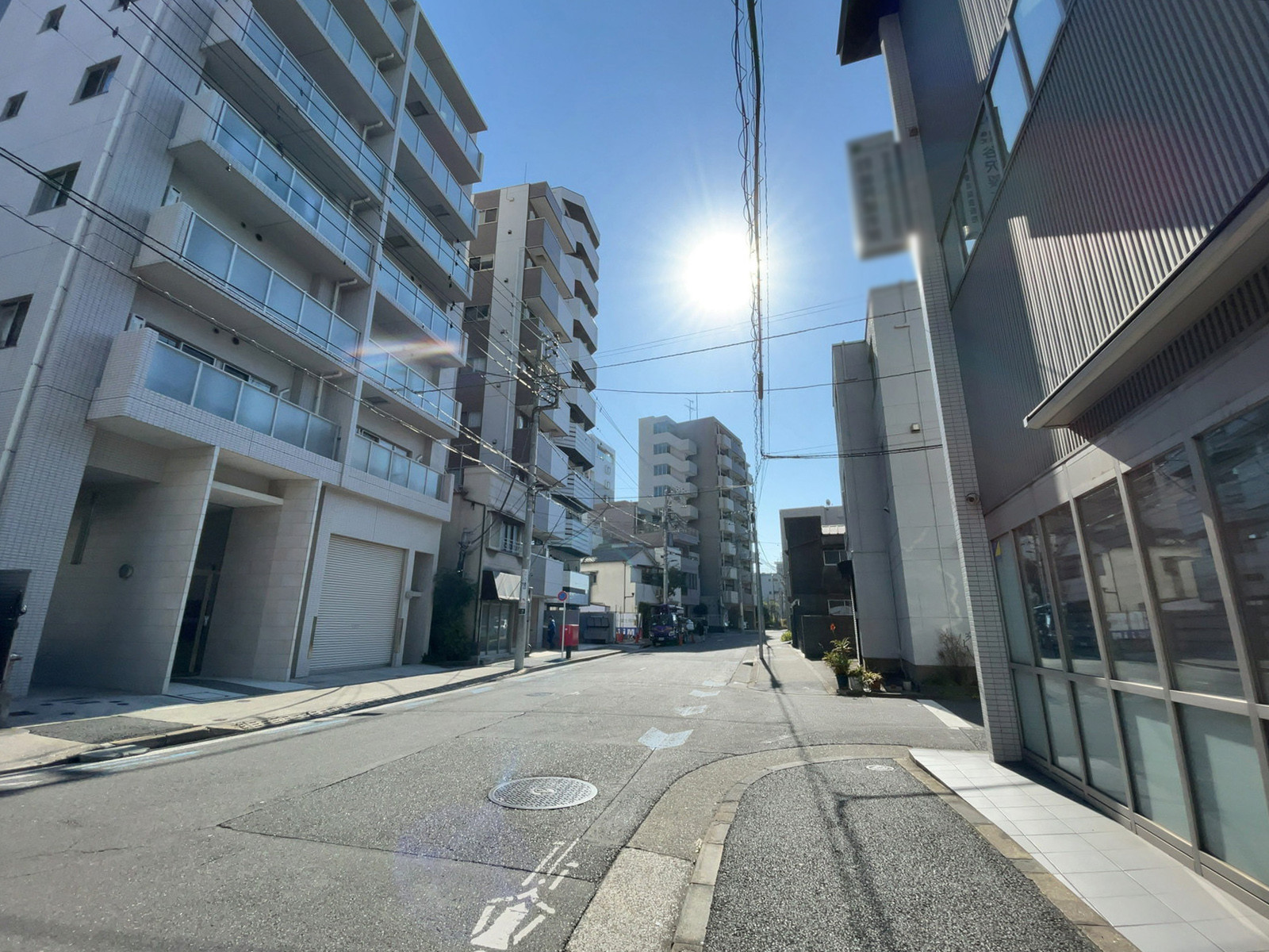 KAビル前面の通り