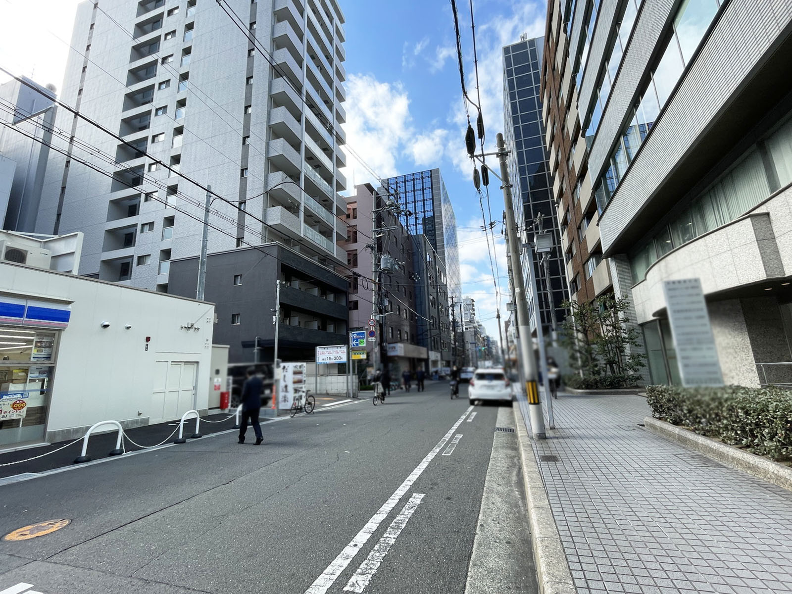 大阪岡本ビル前面の通り