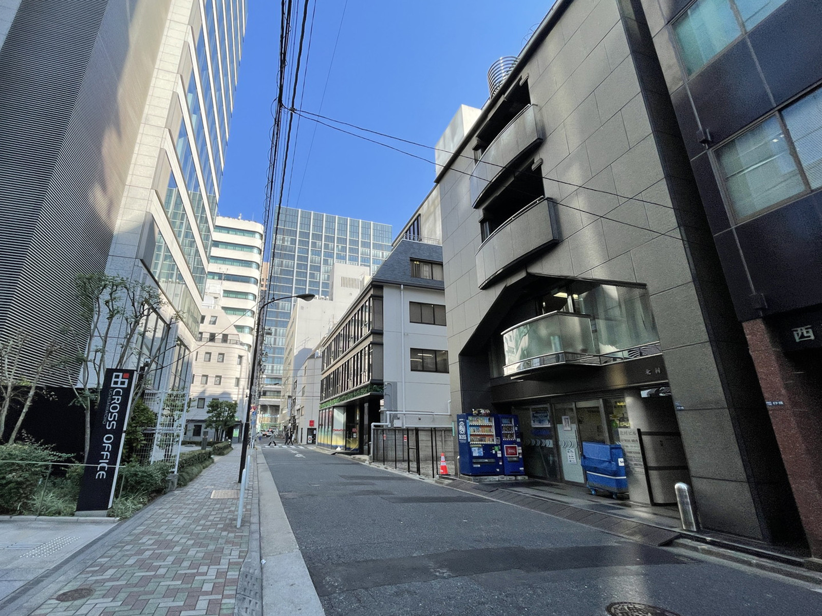 西新橋エクセルアネックス前面の通り