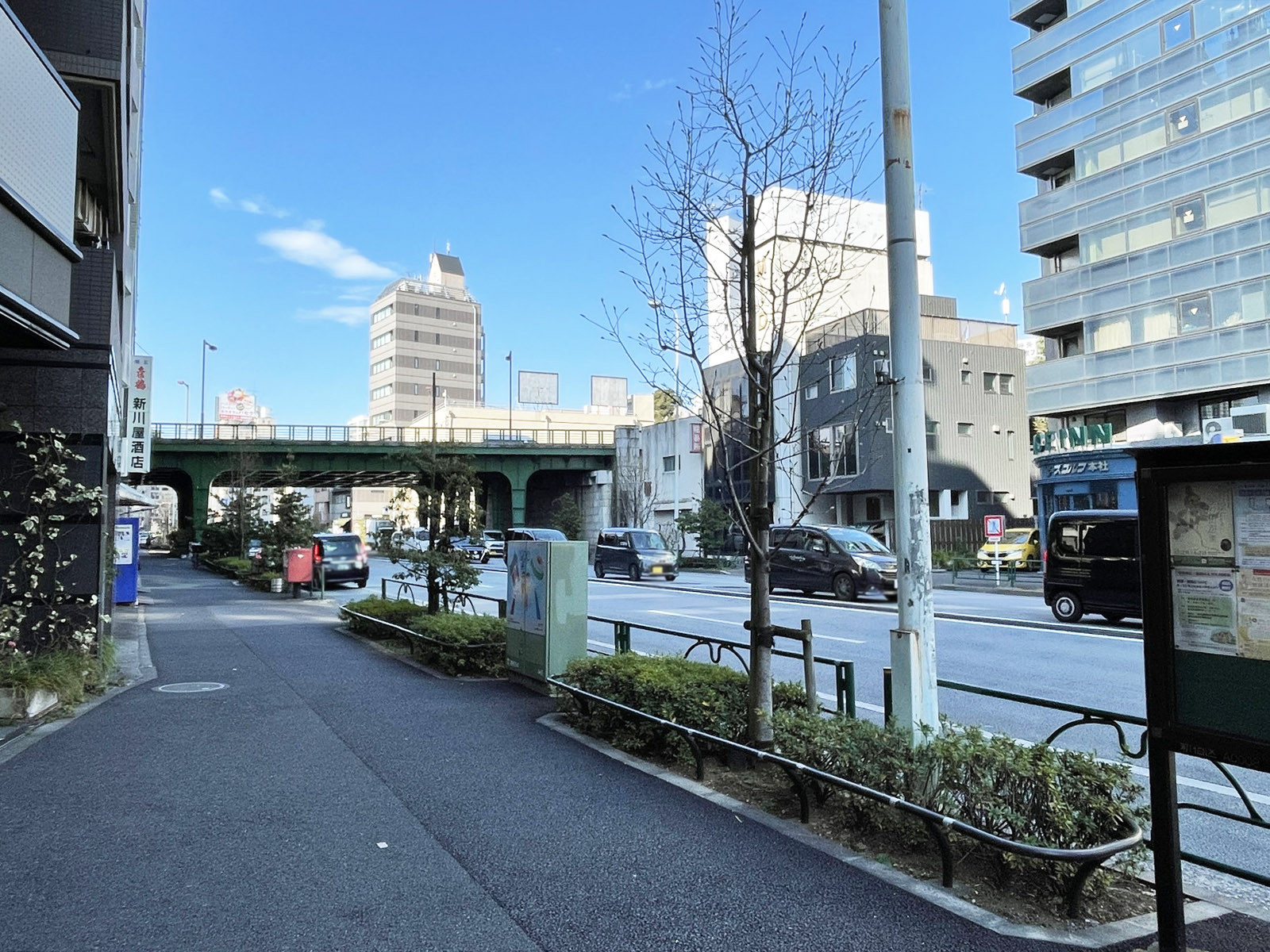 ANYビル前面の靖国通り