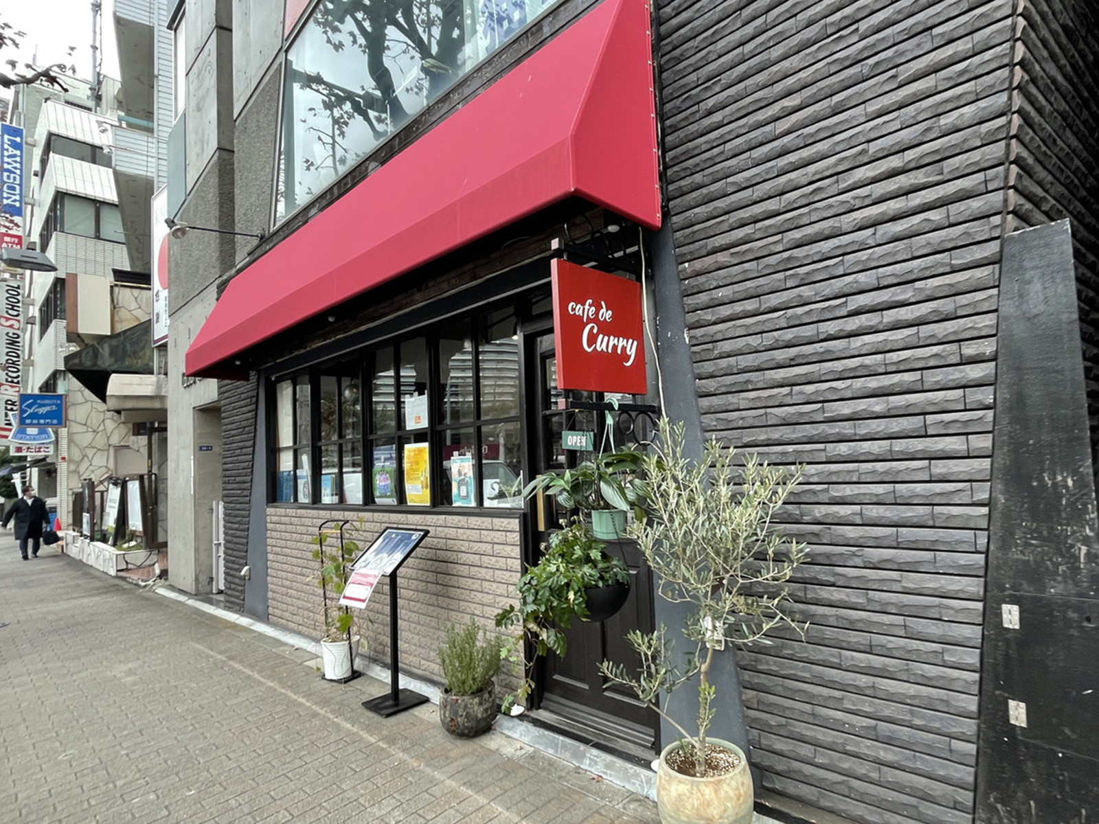 周辺には飲食店が点在