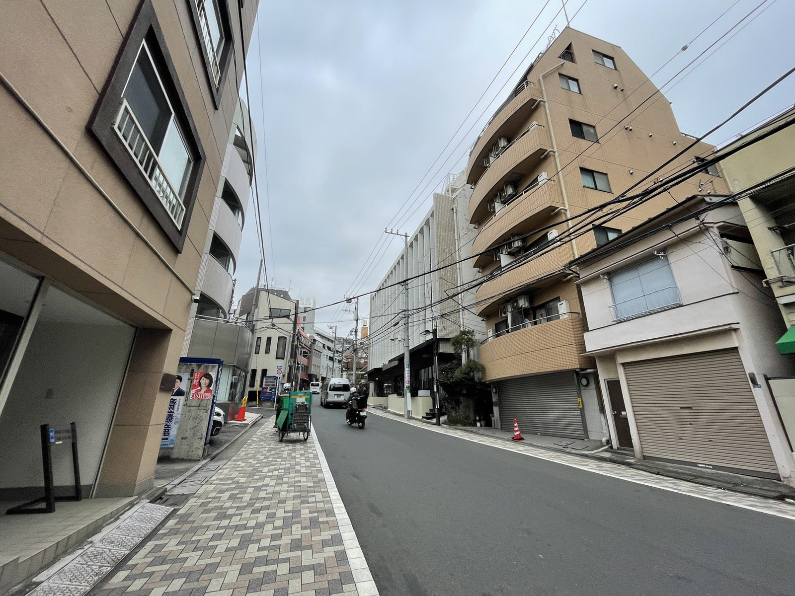 ベルファイブビル前面の通り