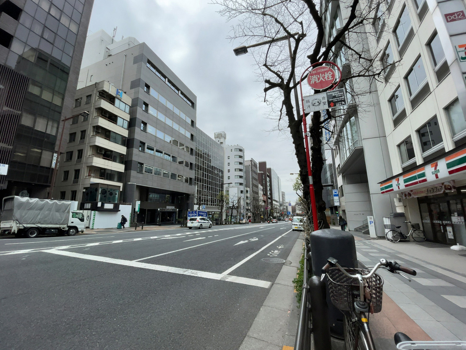 市ヶ谷スクエアビル前面の靖国通り