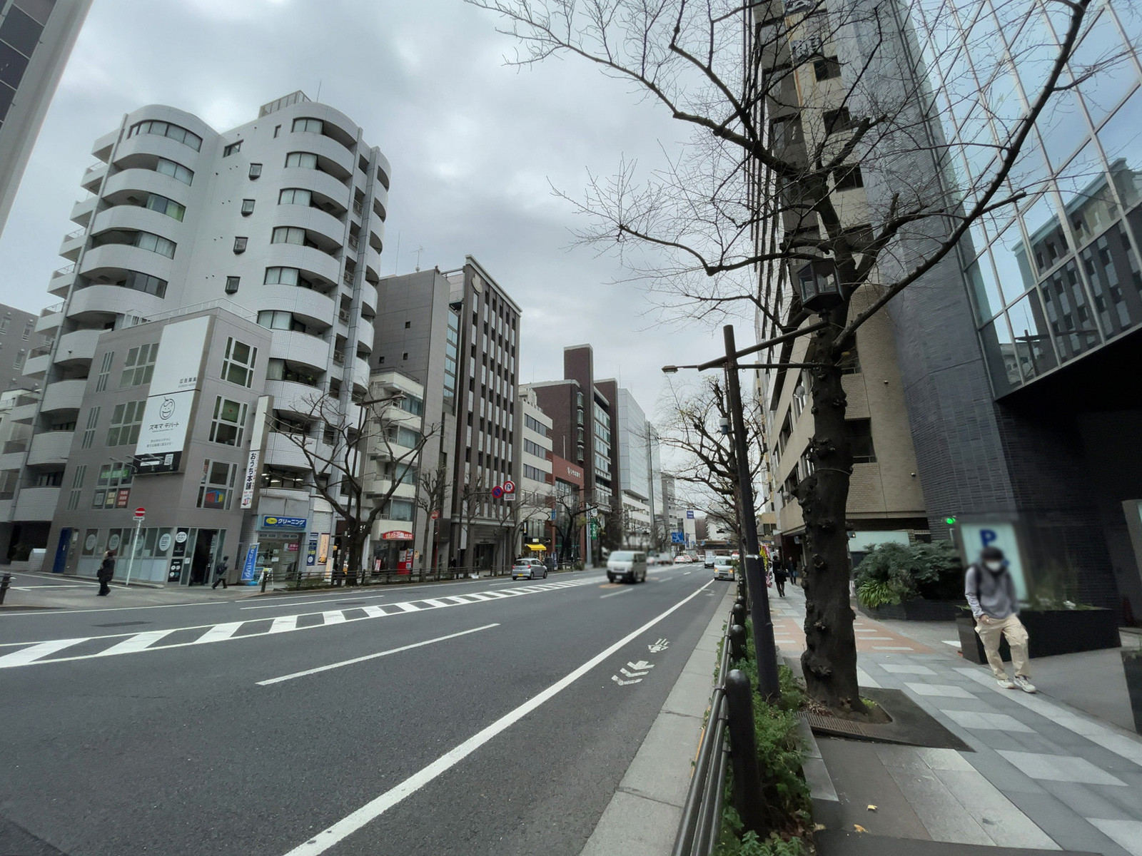 市ヶ谷ビル前面の靖国通り