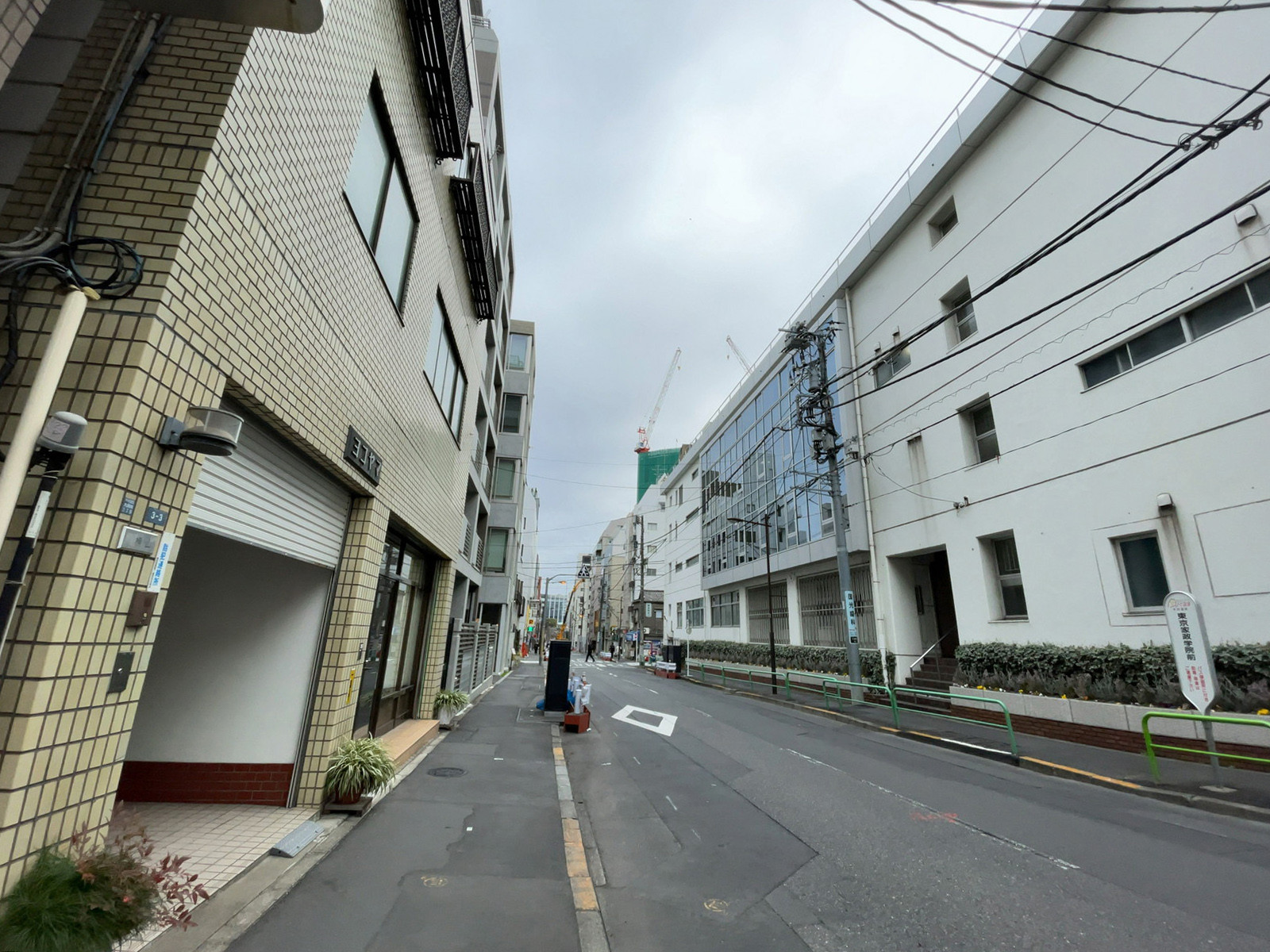 ニューライフビル前面の通り