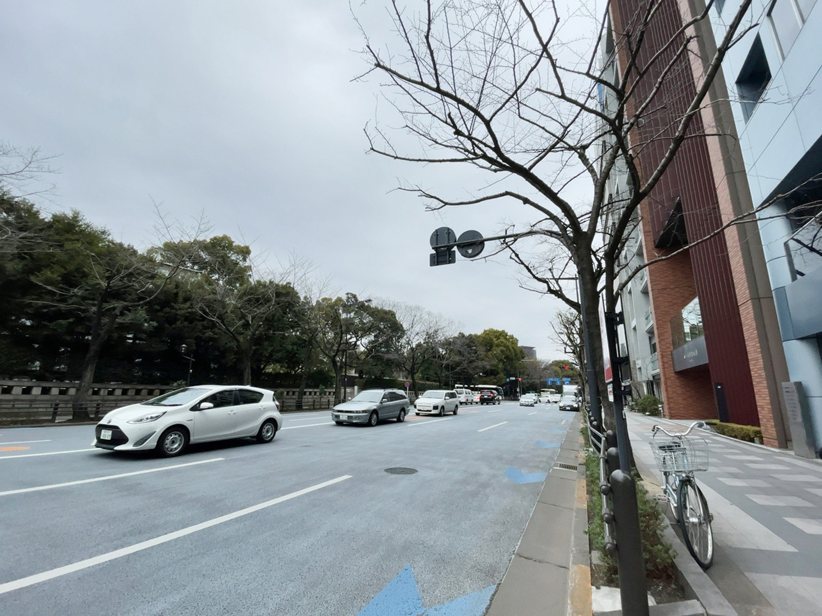 至近の靖国通り