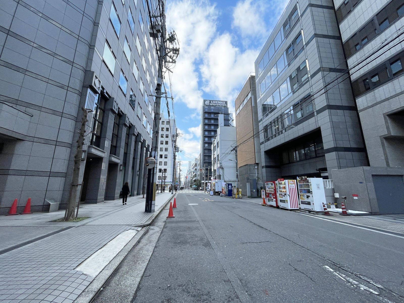 AXIS南船場ビル前面の通り