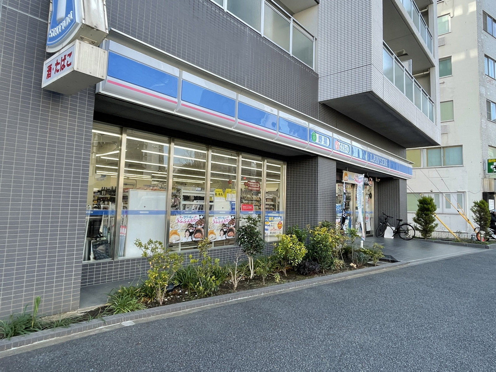向かいのローソン 新宿荒木町店
