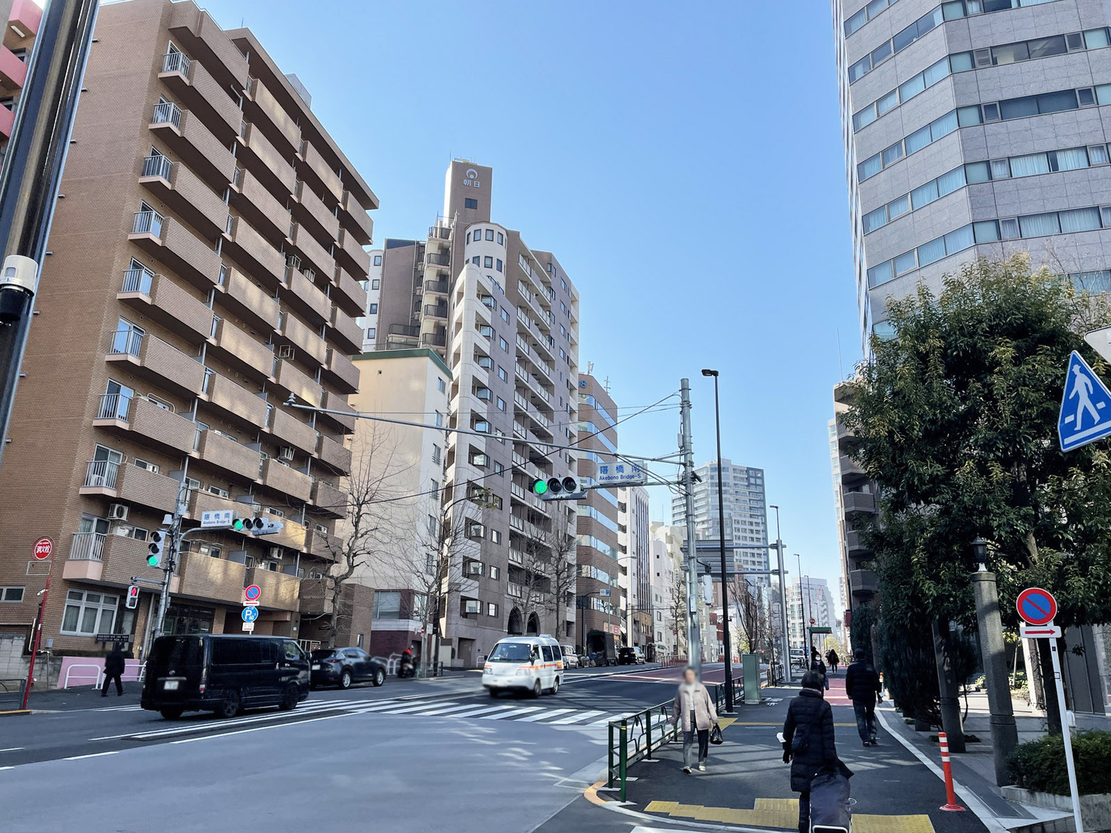 アケボノ大鉄ビル前面の外苑東通り