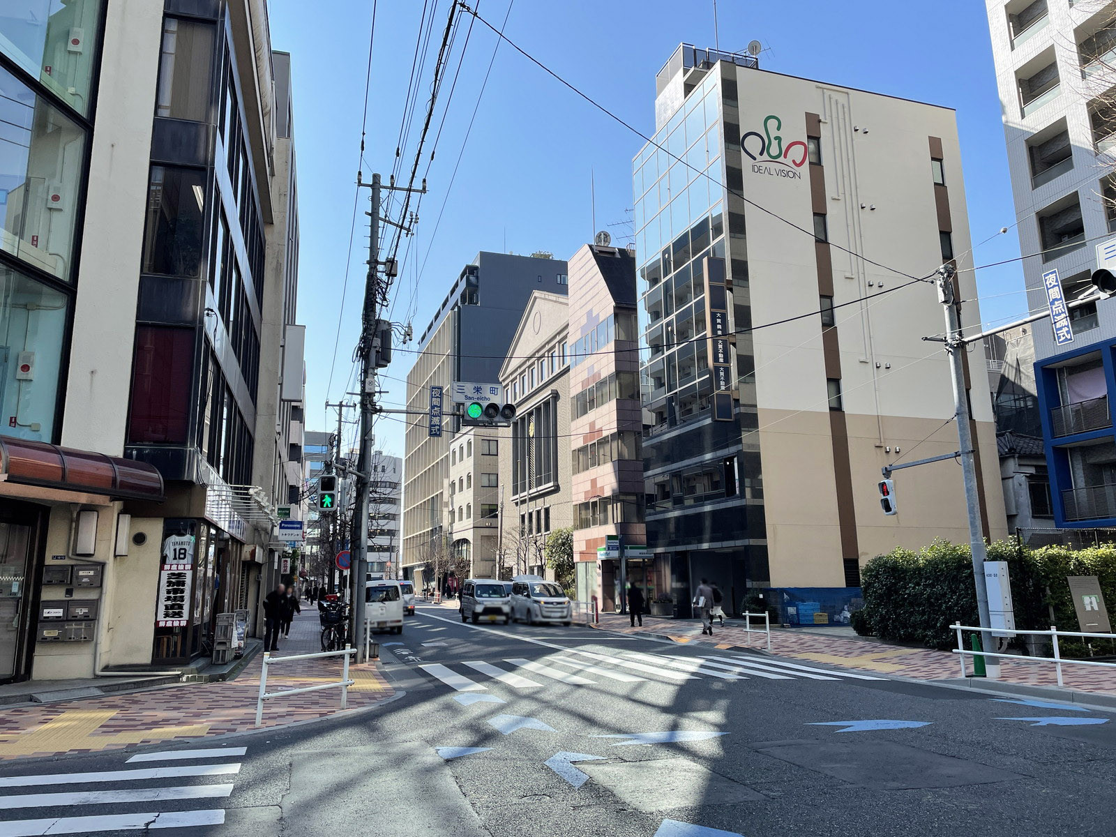 ボナフラワービル前面の津の守坂通り