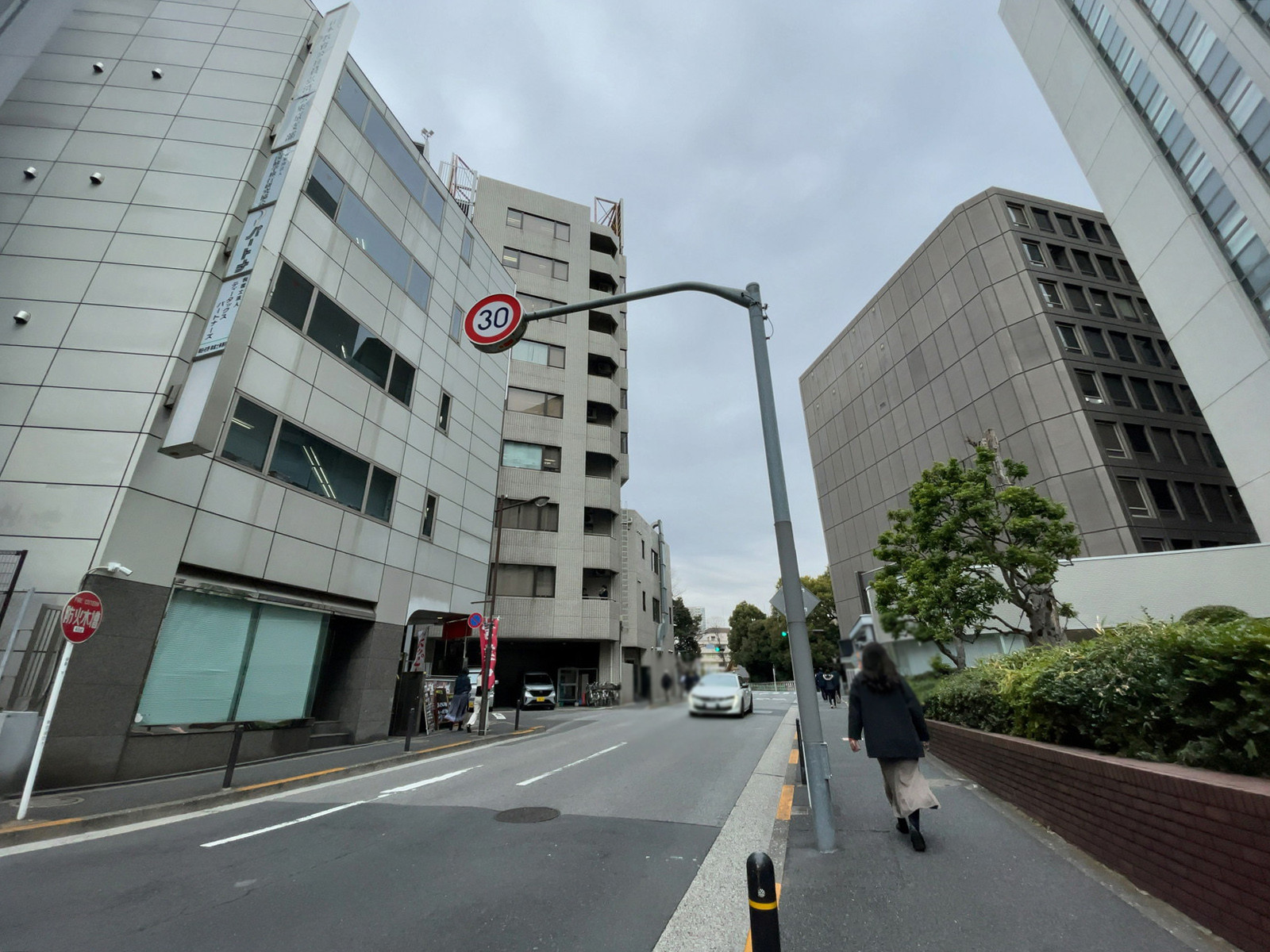 日本生命靖国九段南ビル前面の通り