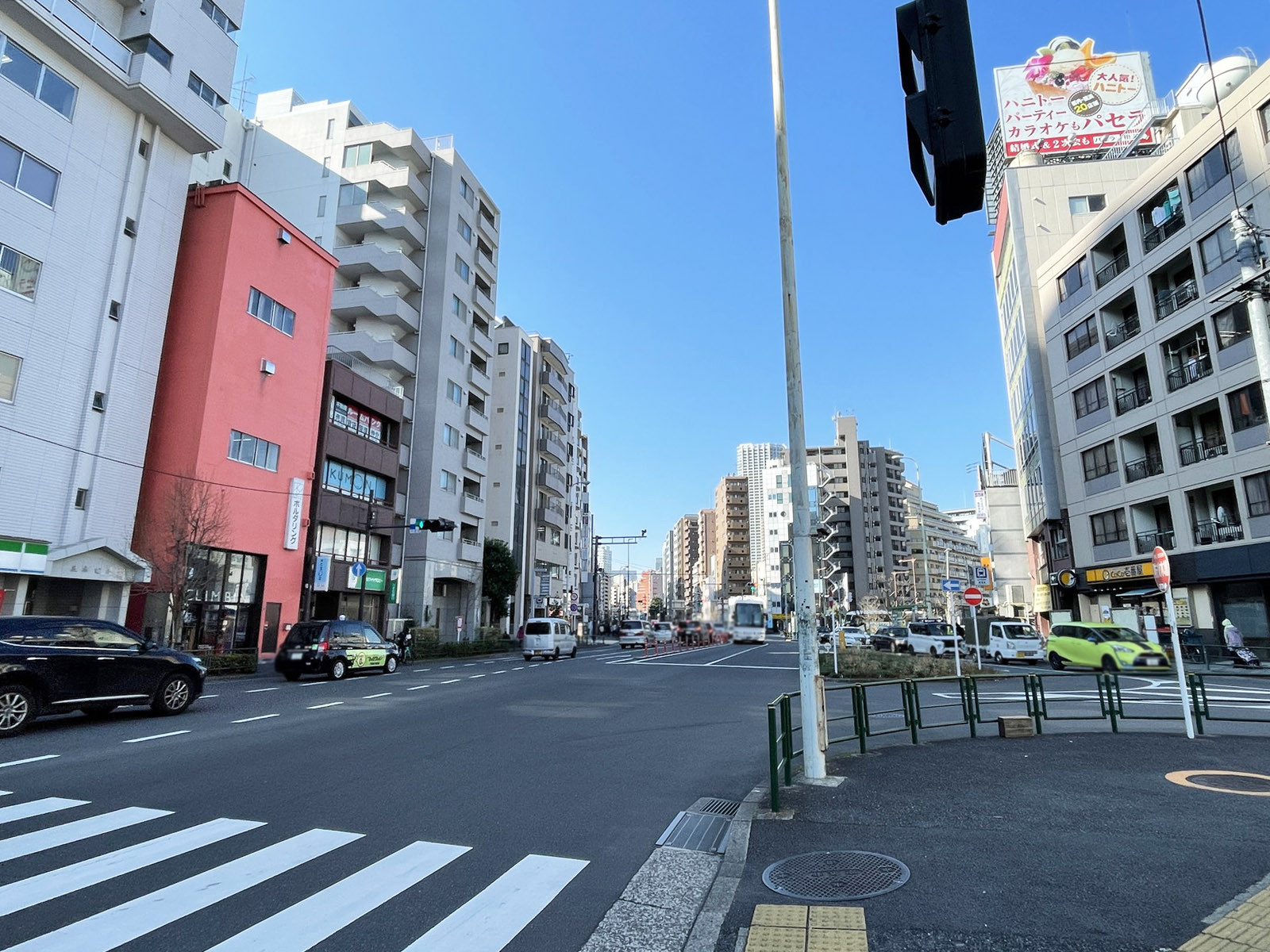 ISEビル前面の靖国通り