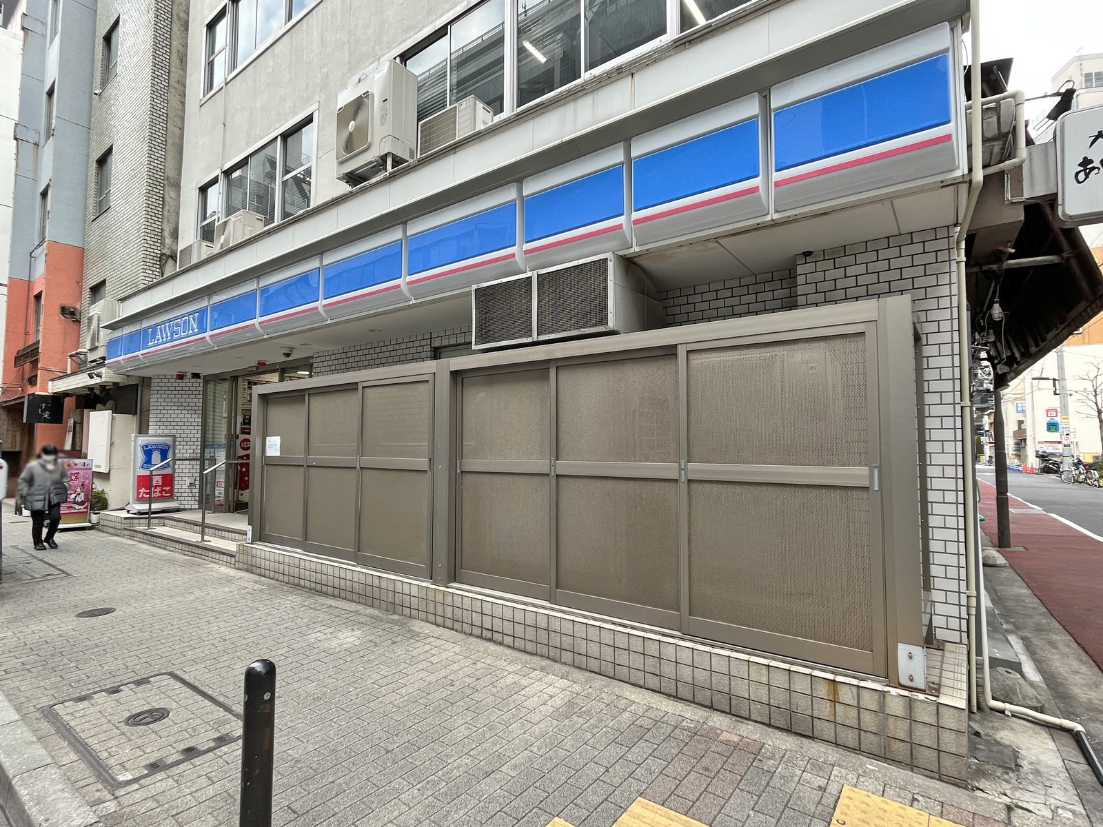 向かいの通りのローソン内神田三丁目店