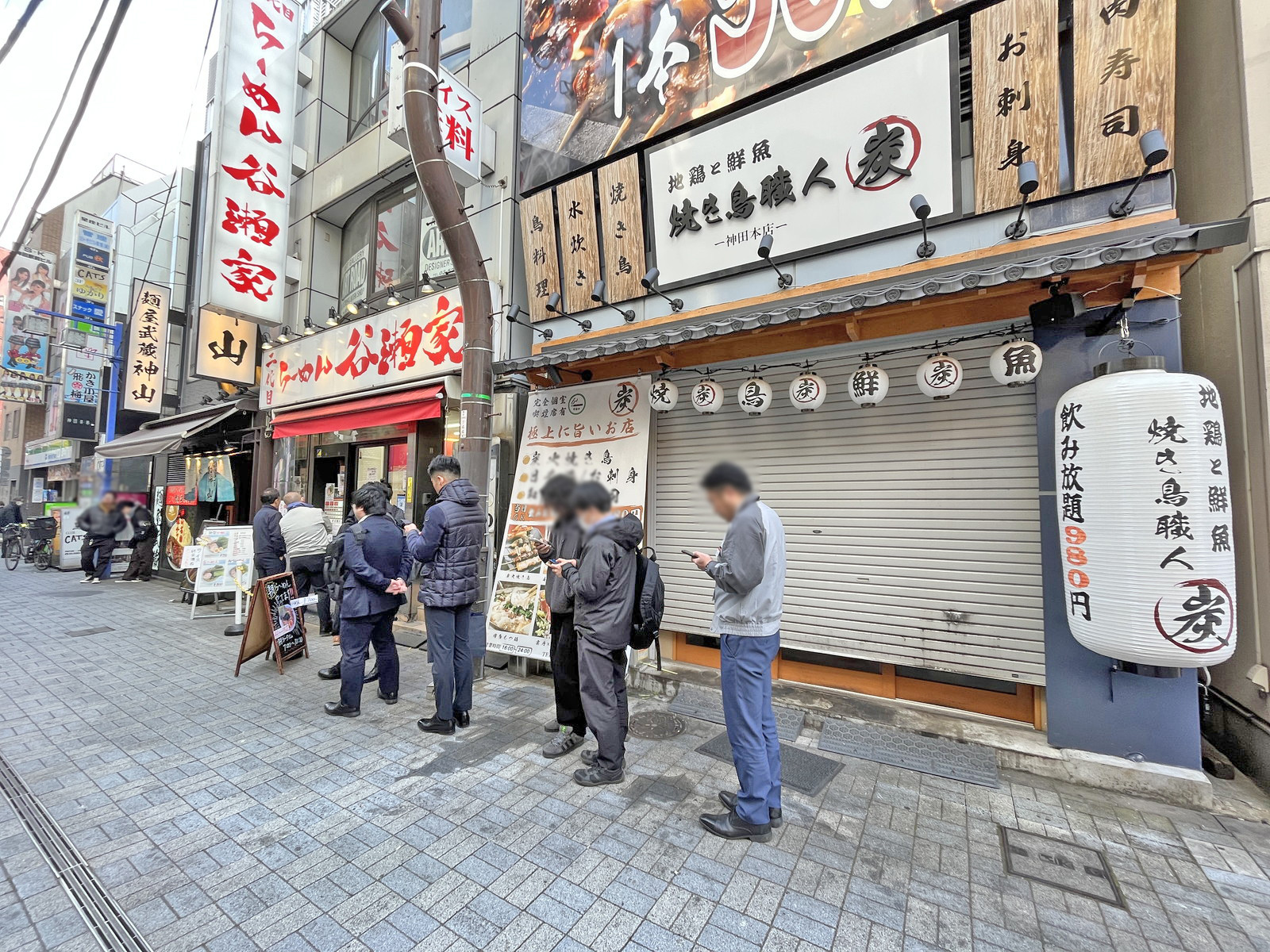 付近には飲食店が充実