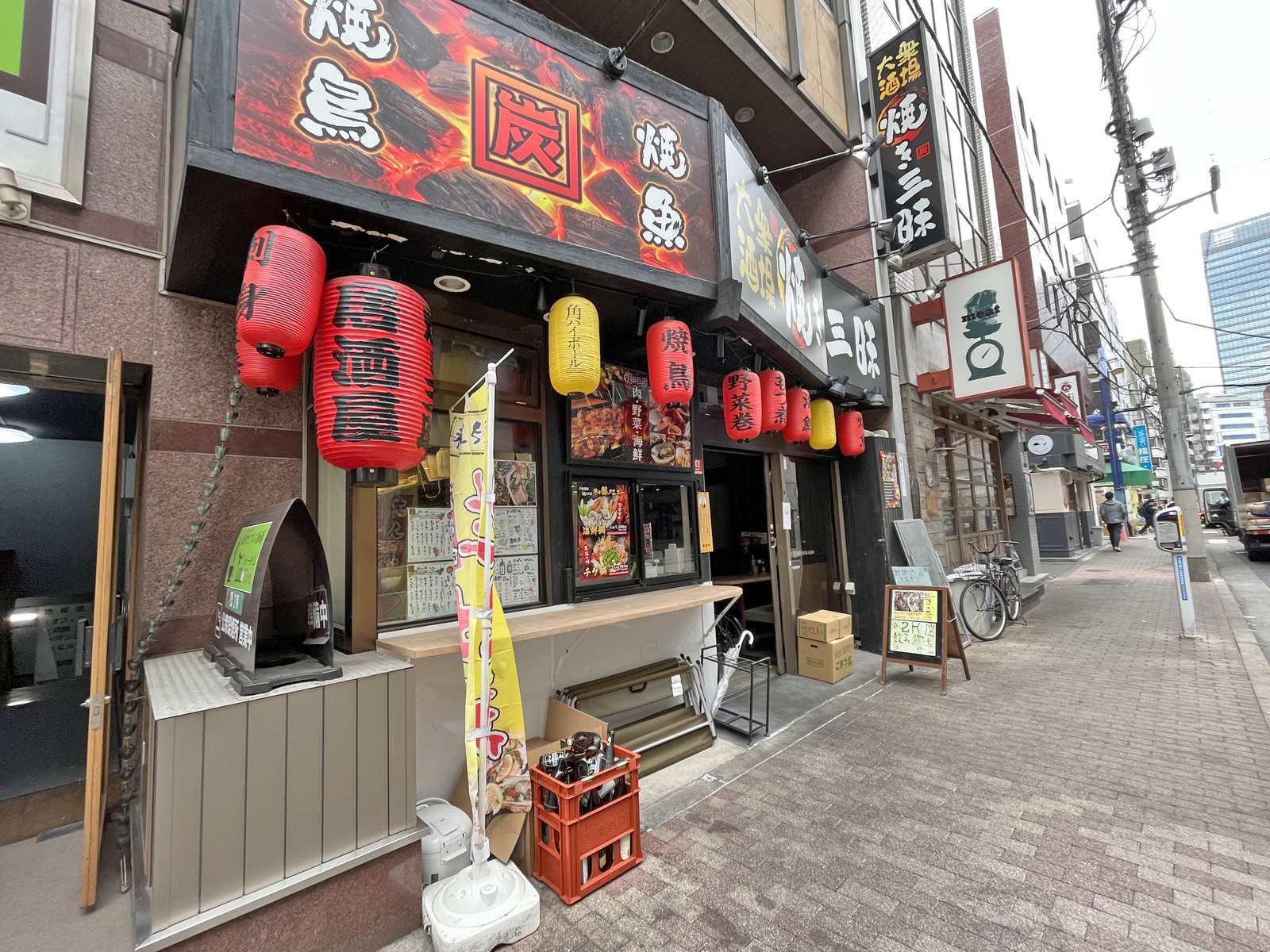 付近には飲食店が充実
