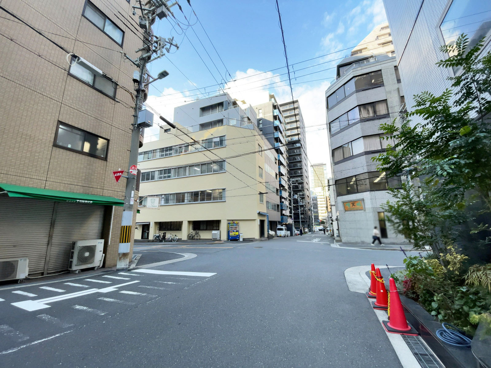 アドバンスビル本町前面の通り
