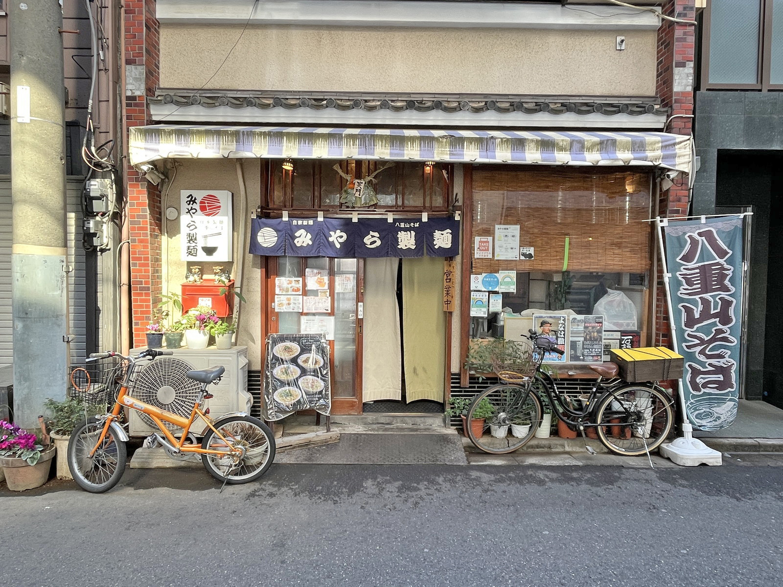 向かいの八重山そば みやら製麺