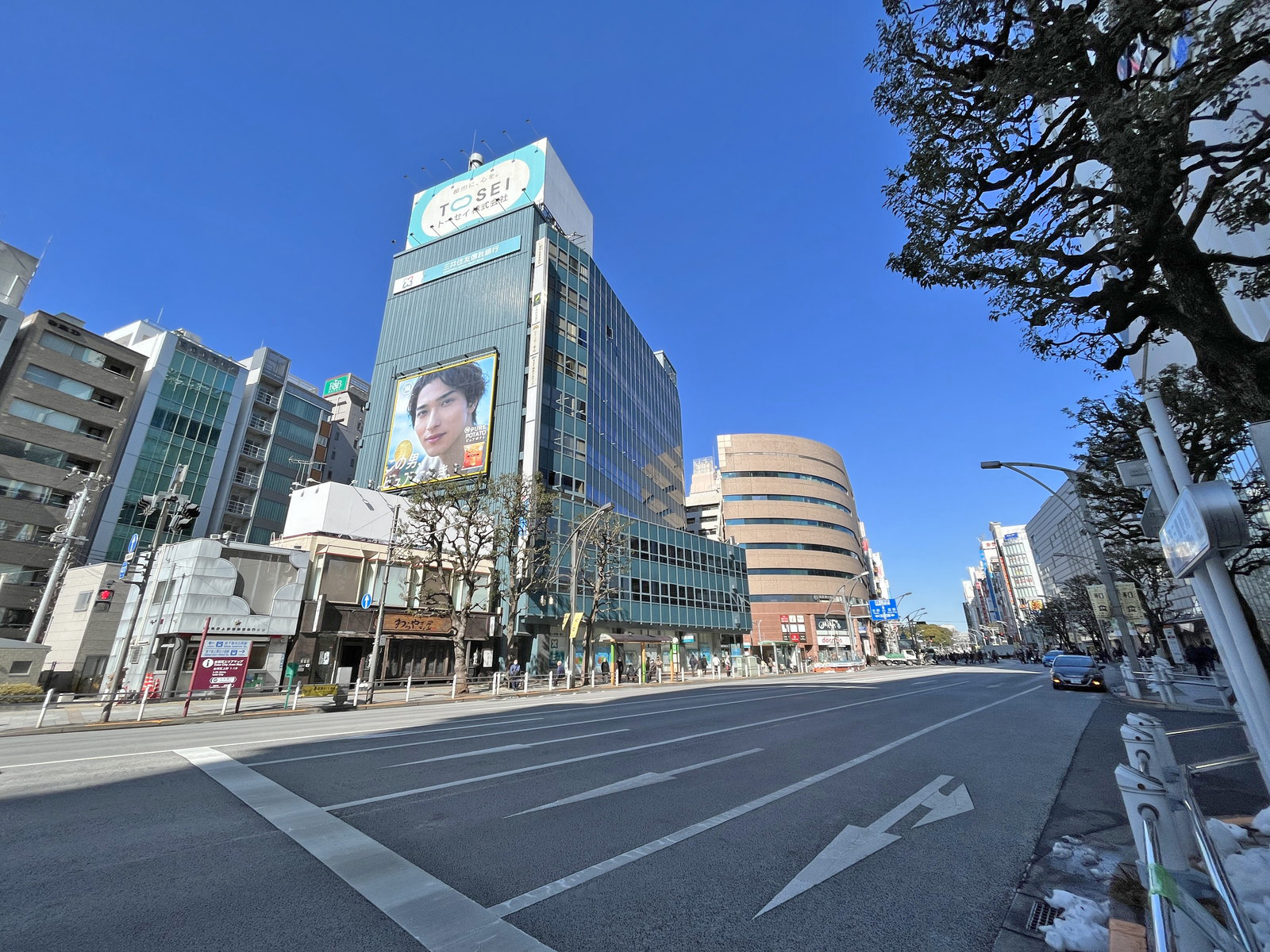 上野広小路会館本館前面通り