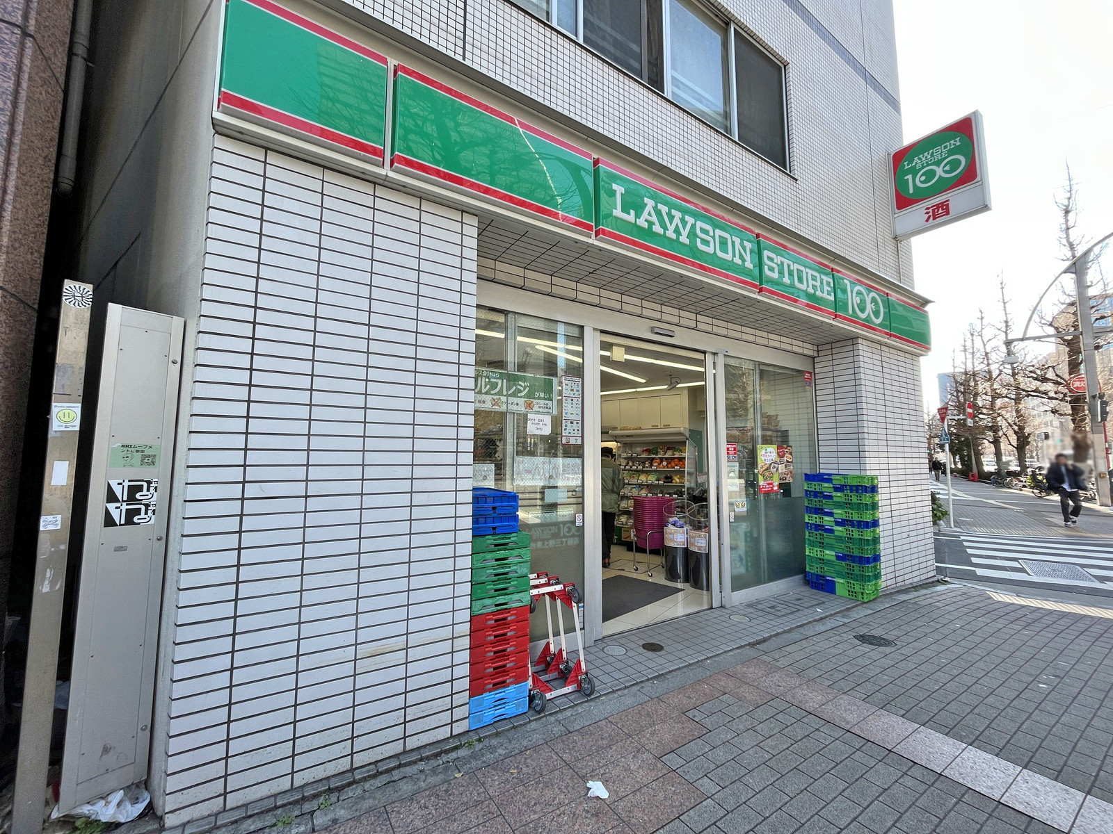 徒歩1分のローソンストア100台東上野三丁目店