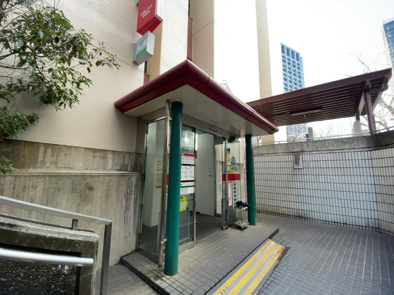 徒歩2分の海事ビル内郵便局