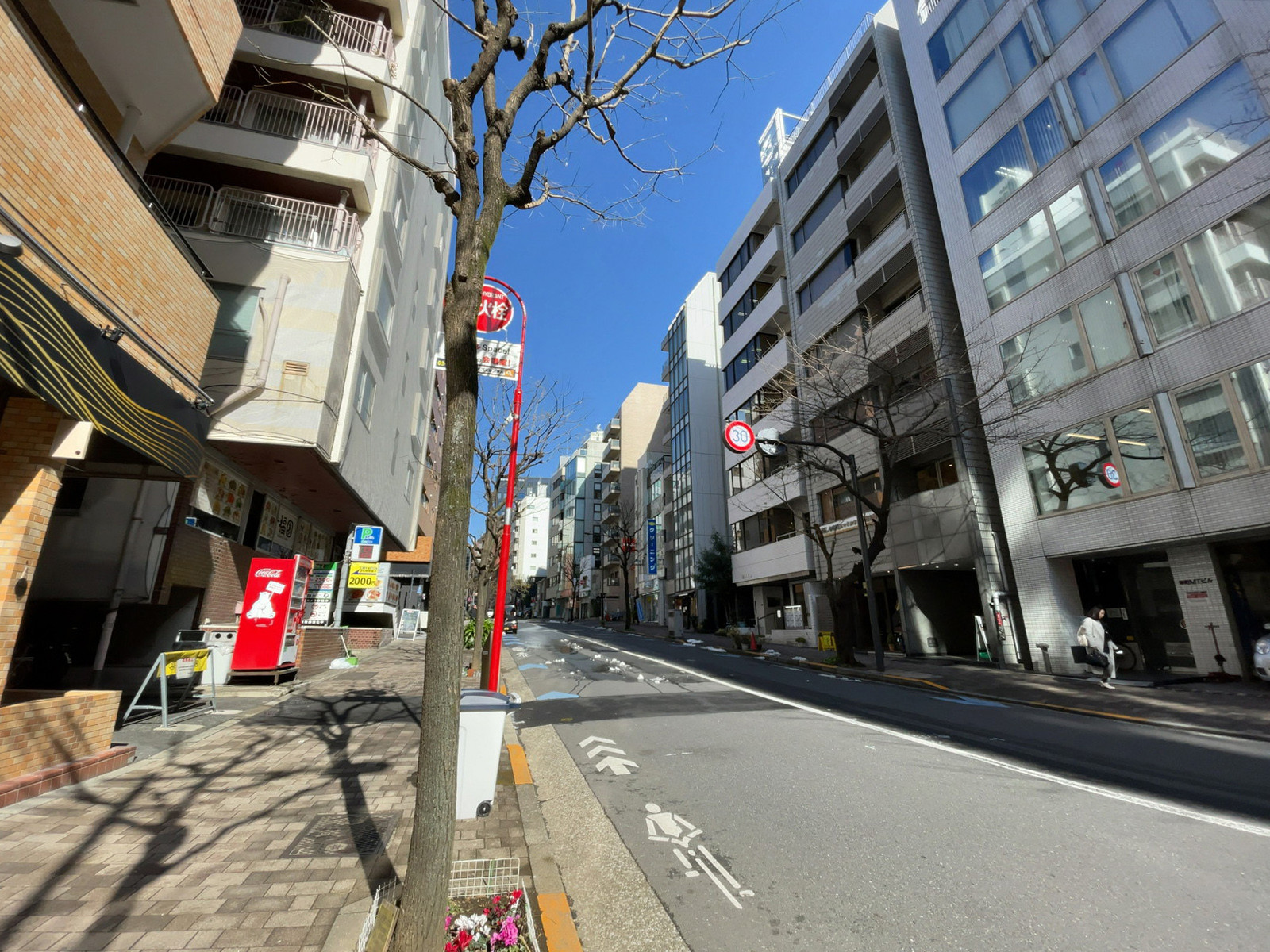 名倉ビル前面の通り