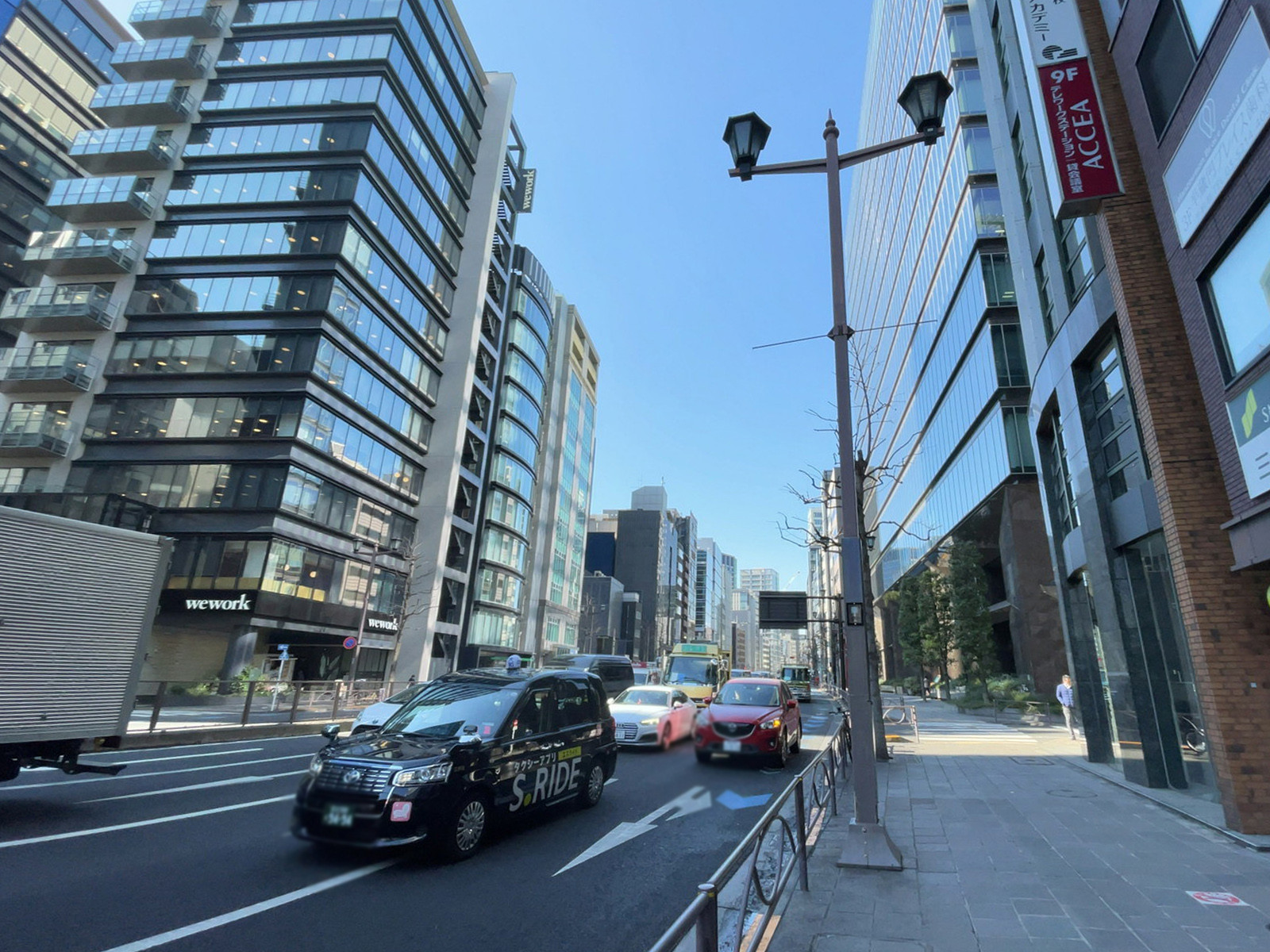 VORT半蔵門2前面の新宿通り