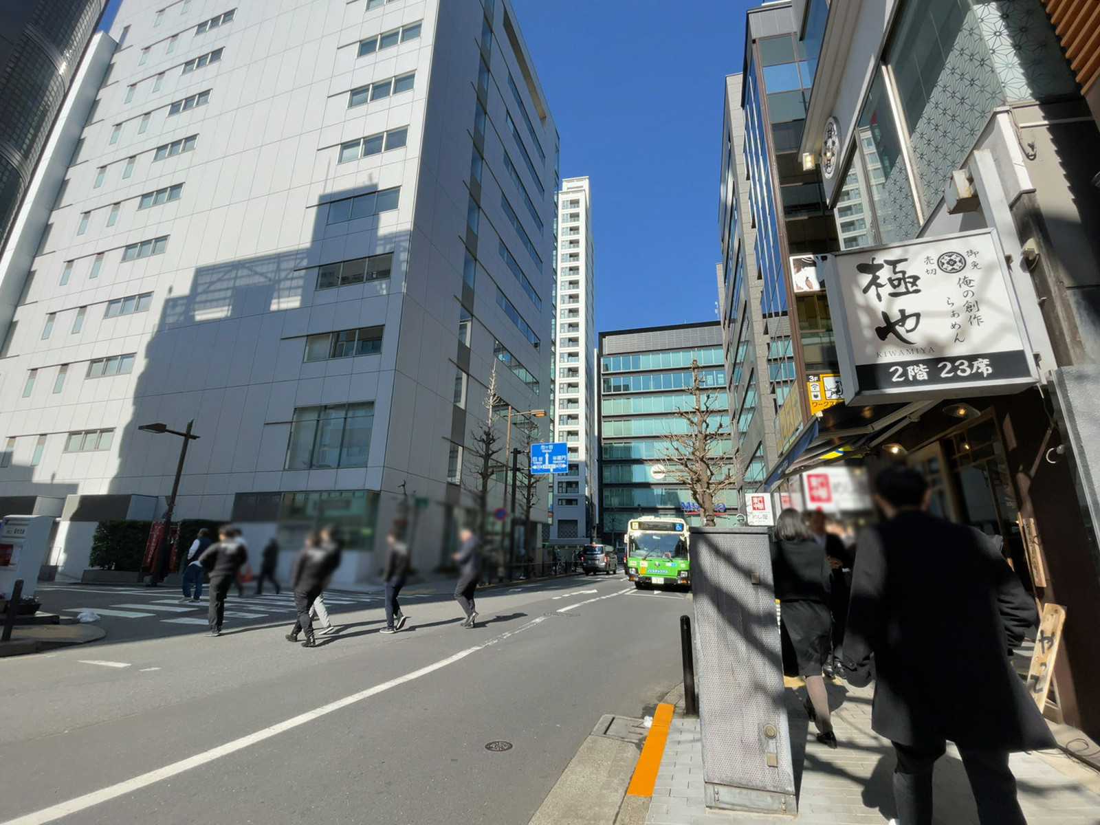 サンデンビル前面の通り
