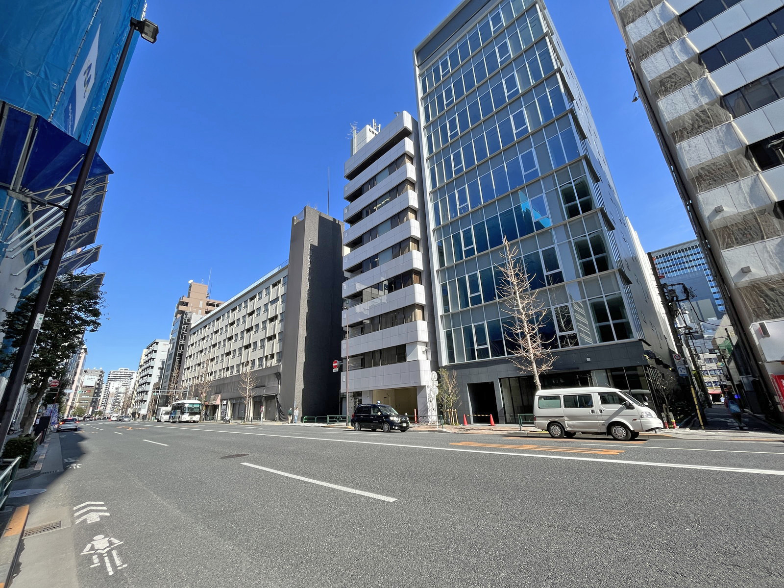 N building前面の昌平橋通り
