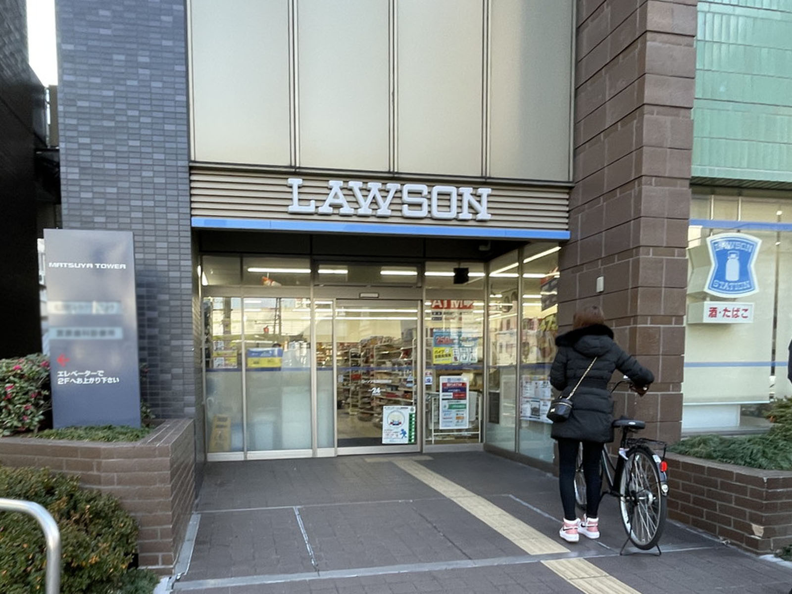 徒歩2分のローソン 松屋町駅前店