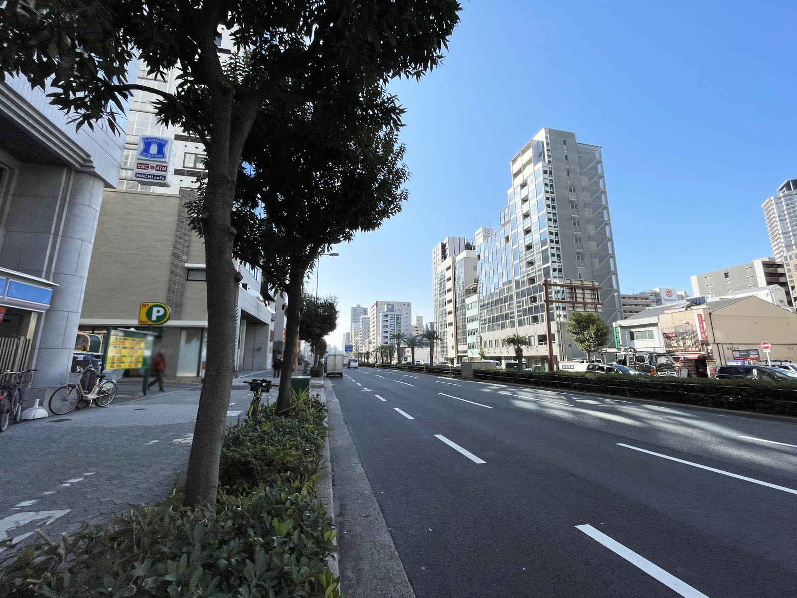 谷町アークビル前面の通り
