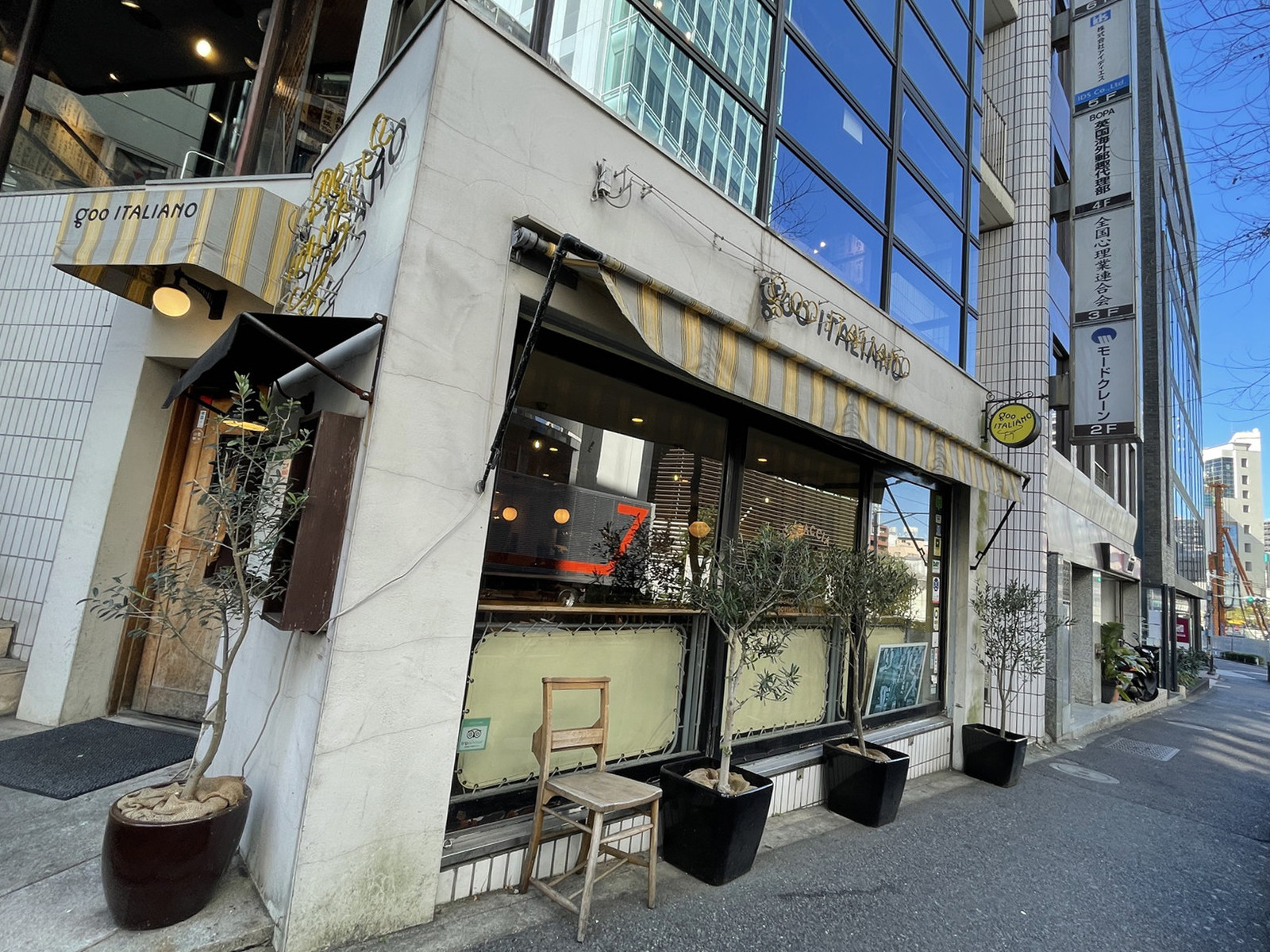 周辺には飲食店が点在