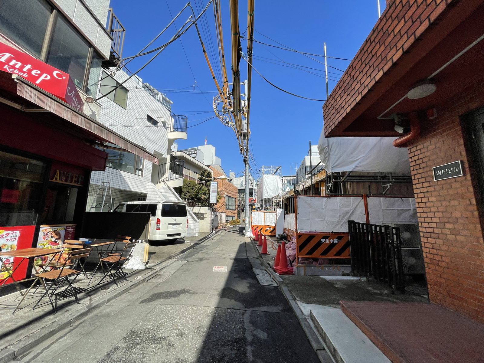 ローヤル原宿前面の通り