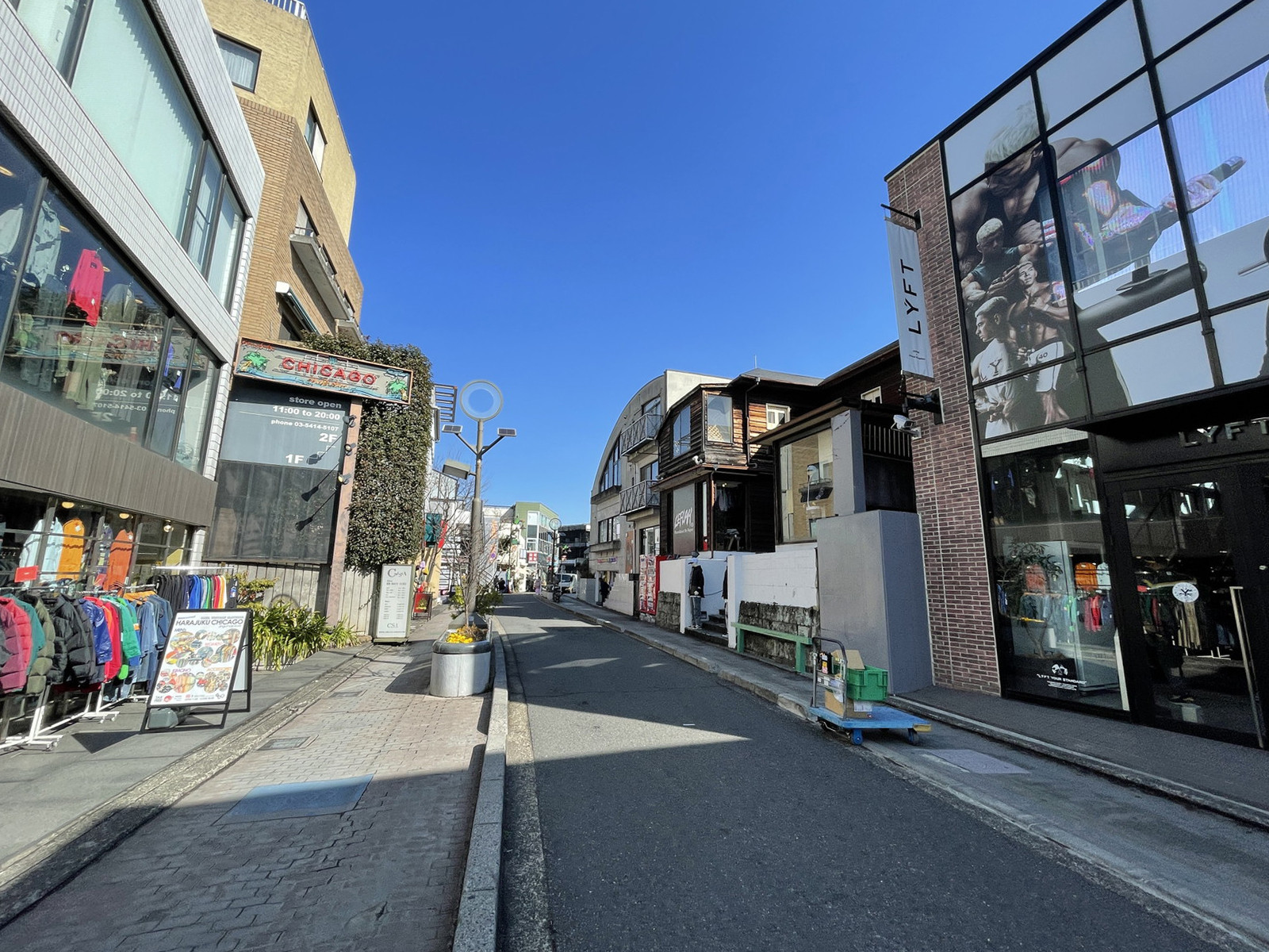 MICO神宮前前面の通り