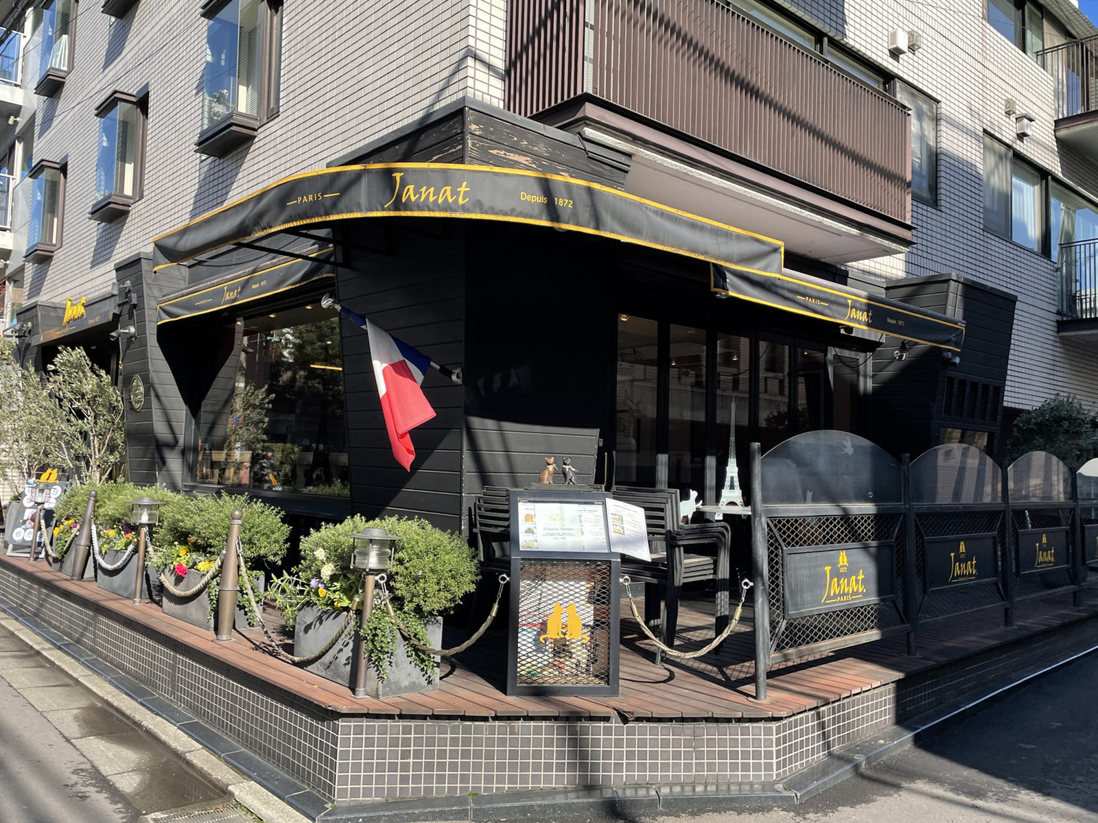 周辺には飲食店が点在