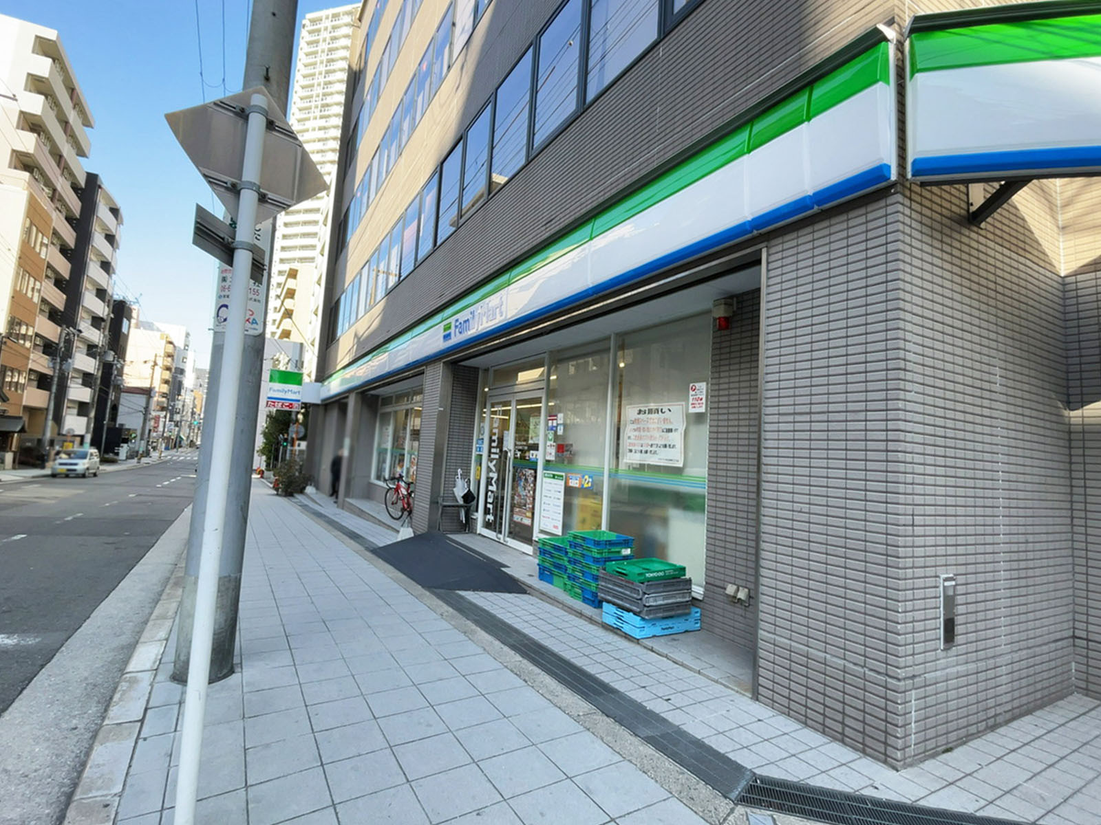 徒歩2分のファミリーマート 内久宝寺町三丁目店